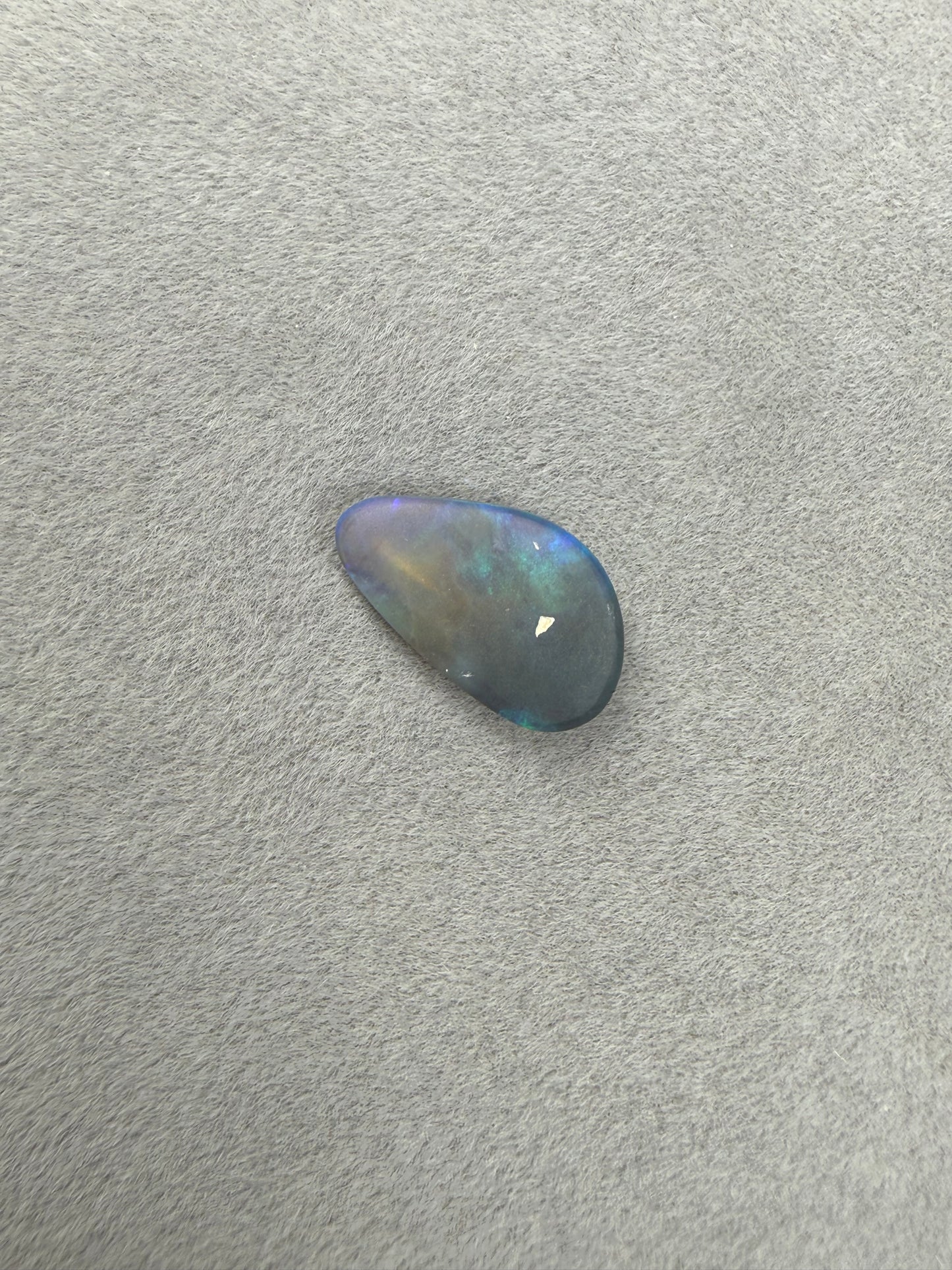 Natürlicher Lightning Ridge Dark Opal 1.2 ct mit sanftem blau-grünem Farbspiel in Freiform.