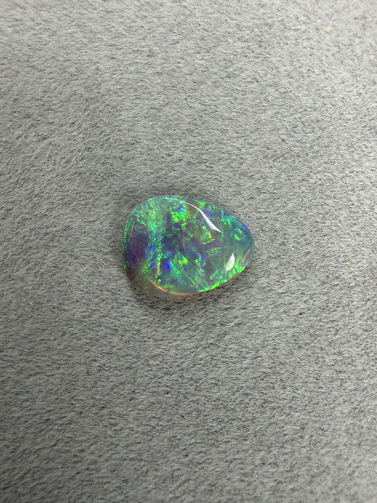 Doppelseitiger Lightning Ridge Crystal Opal mit leuchtendem Farbspiel