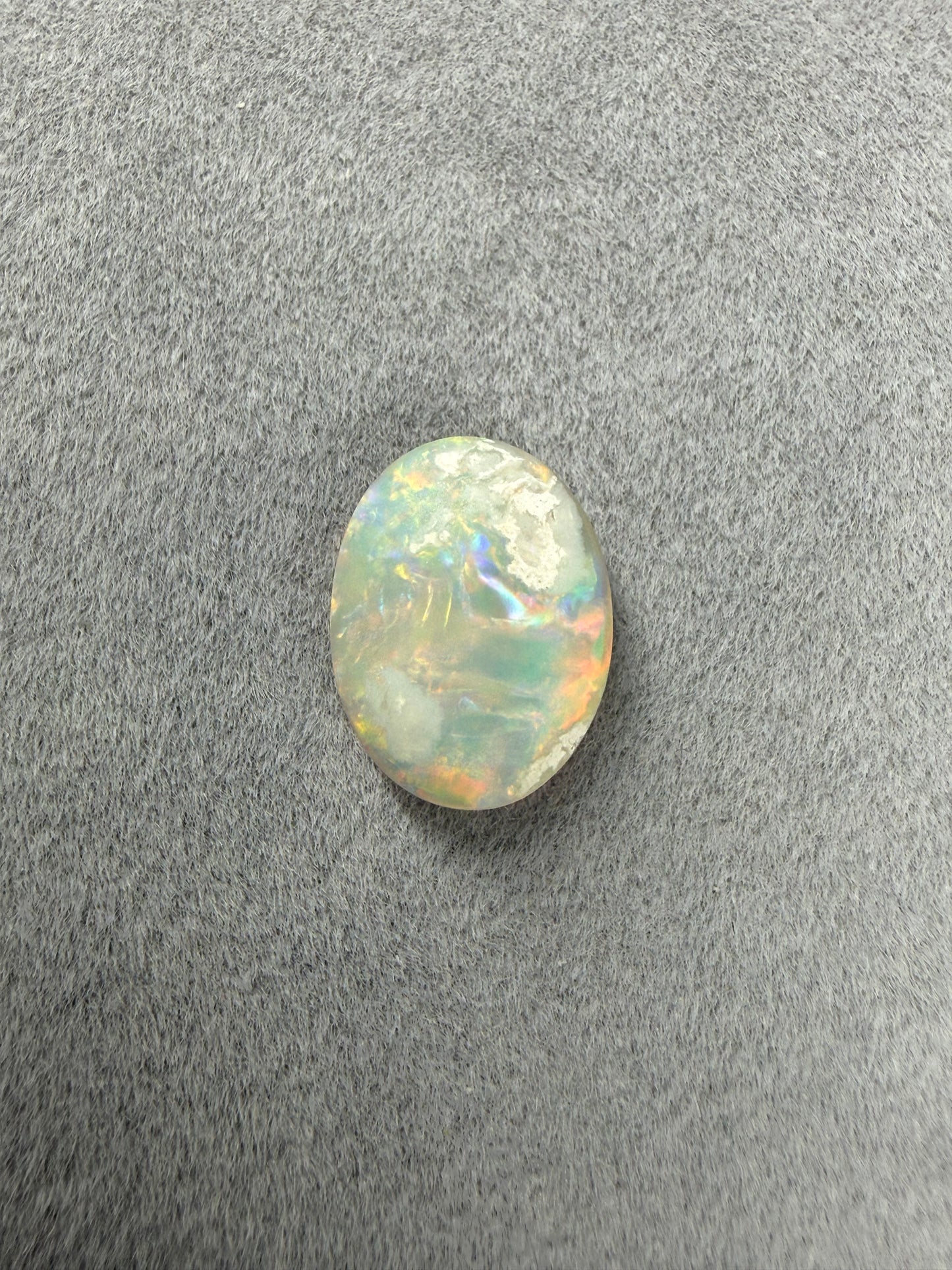 Australischer Dark Opal mit Rot, Grün, Blau und Orange