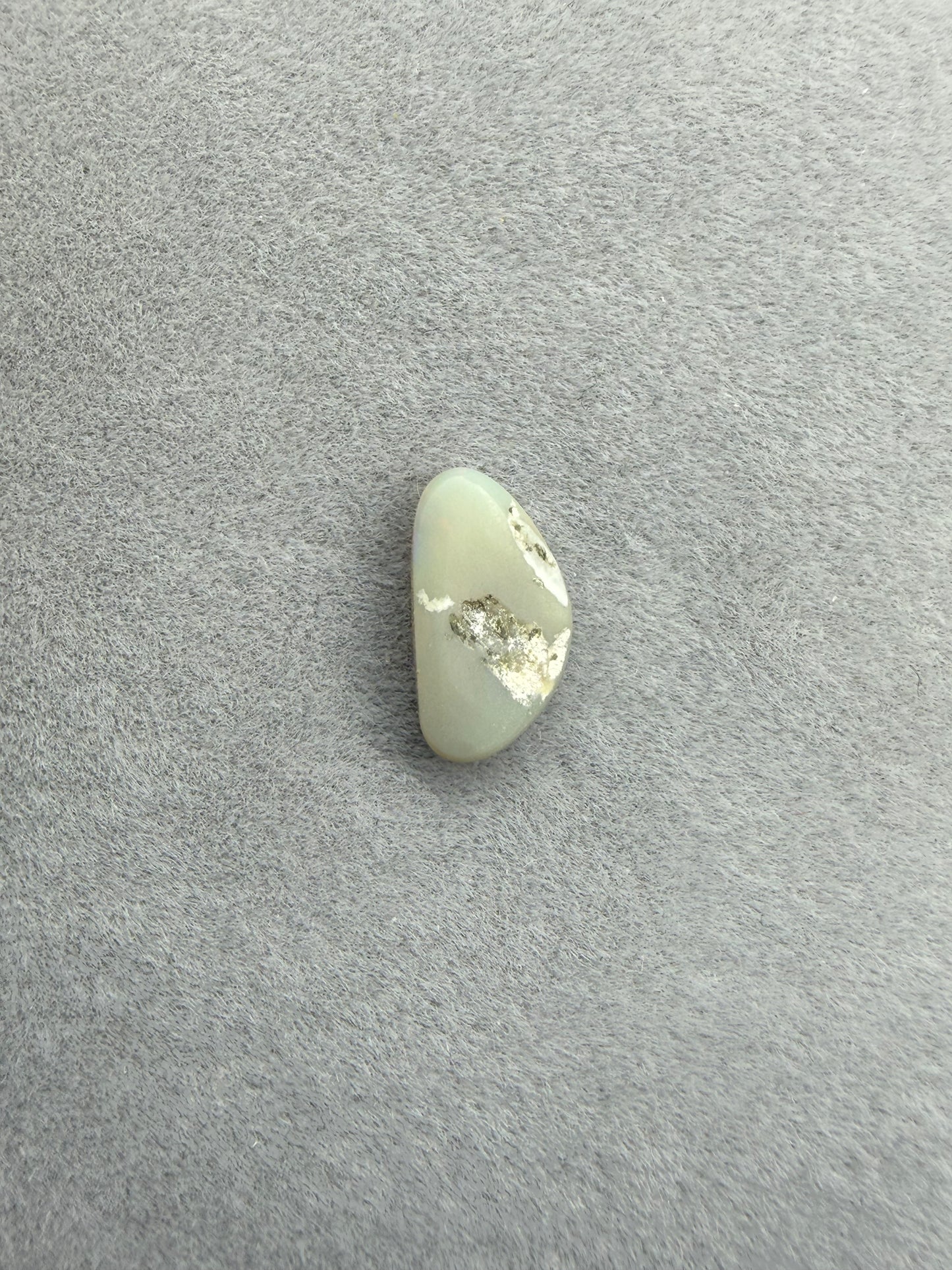 0.9ct Solider Dunkler Opal mit Neon Farbspiel von Masterpiece Opals Store
