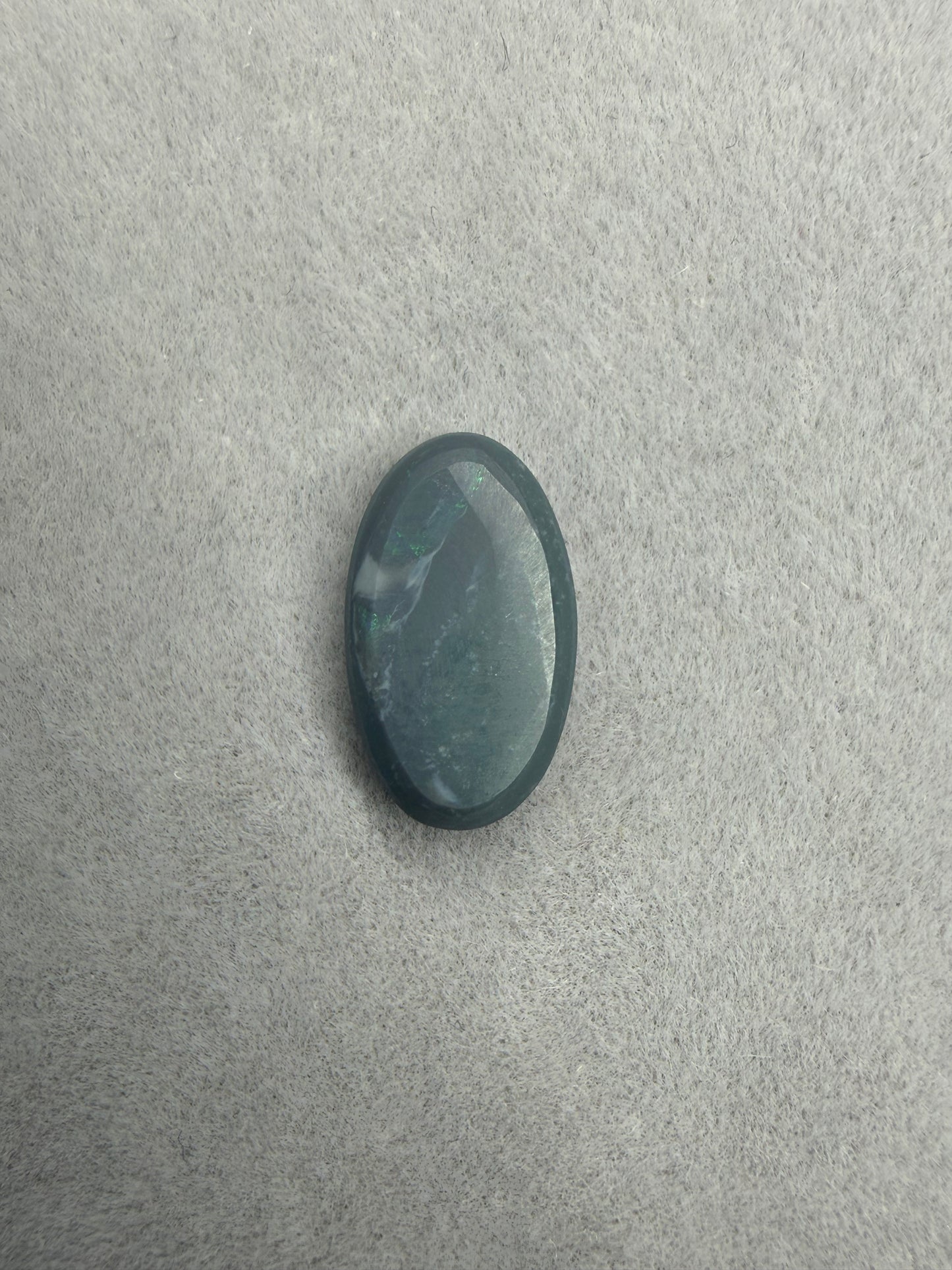 2.1ct Solid Black Opal aus Lightning Ridge mit blau-grünem Farbspiel.
