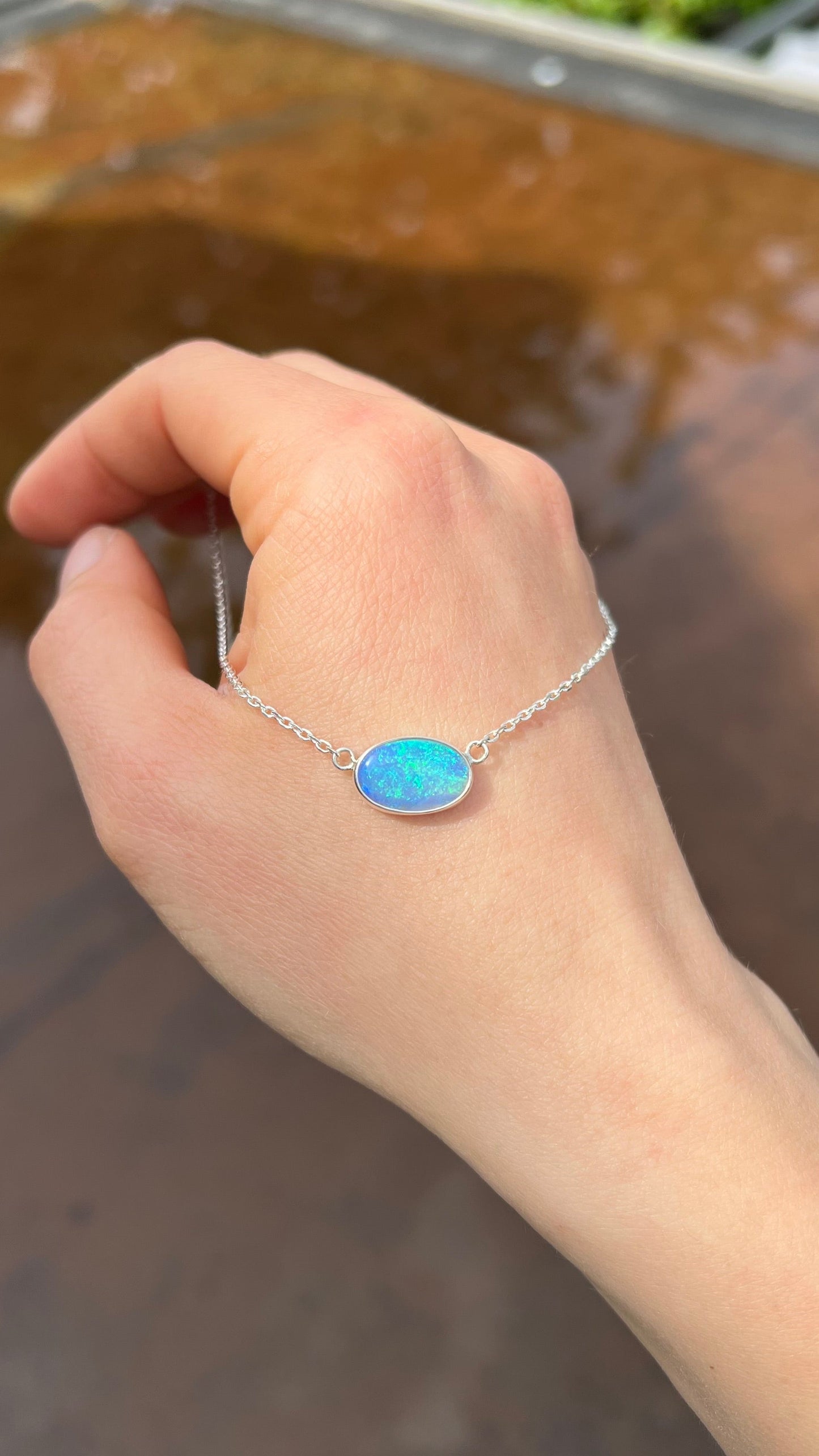 Elegante Silberkette mit echtem australischem Opal im minimalistischen Design und schimmernden Farbakzenten.
