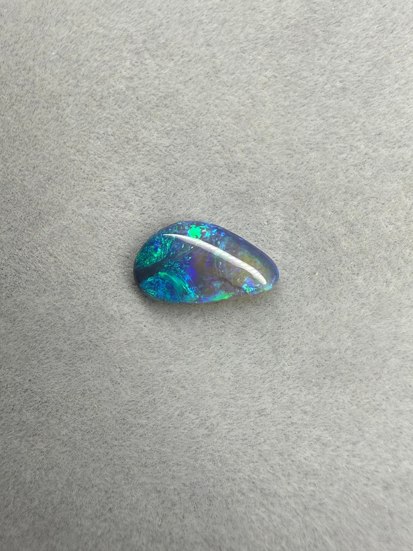 Natürlicher australischer Dark Opal mit sanften Blau- und Grüntönen aus Lightning Ridge.