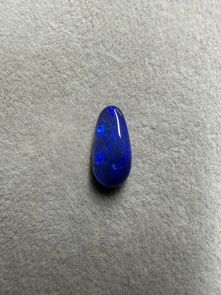 1.2 ct Solid Black Opal – Lightning Ridge, Australien | 10 × 5 × 3 mm - Masterpiece Opals Store