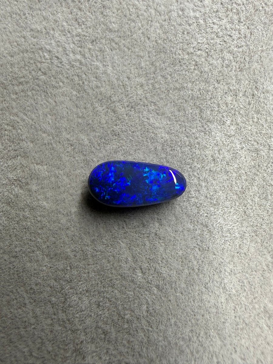 1.2 ct Solid Black Opal – Lightning Ridge, Australien | 10 × 5 × 3 mm - Masterpiece Opals Store