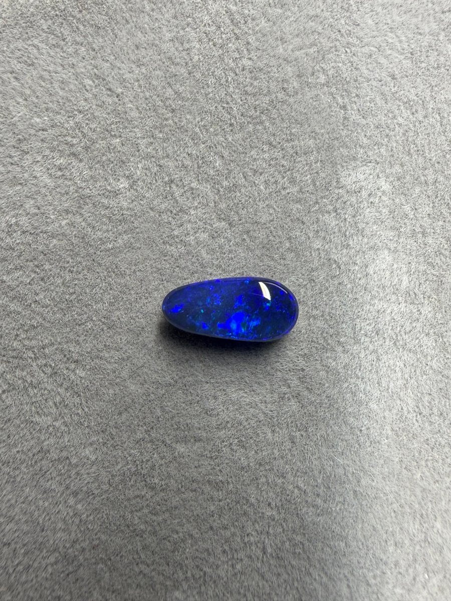 1.2 ct Solid Black Opal – Lightning Ridge, Australien | 10 × 5 × 3 mm - Masterpiece Opals Store
