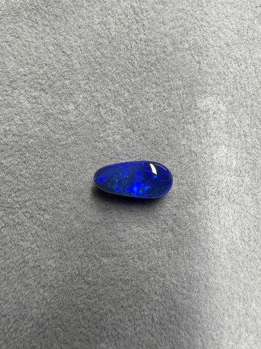 1.2 ct Solid Black Opal – Lightning Ridge, Australien | 10 × 5 × 3 mm - Masterpiece Opals Store
