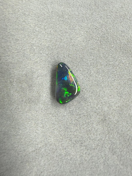 1.5ct Solid Black Opal – Dunkler Körperton - Masterpiece Opals Store
