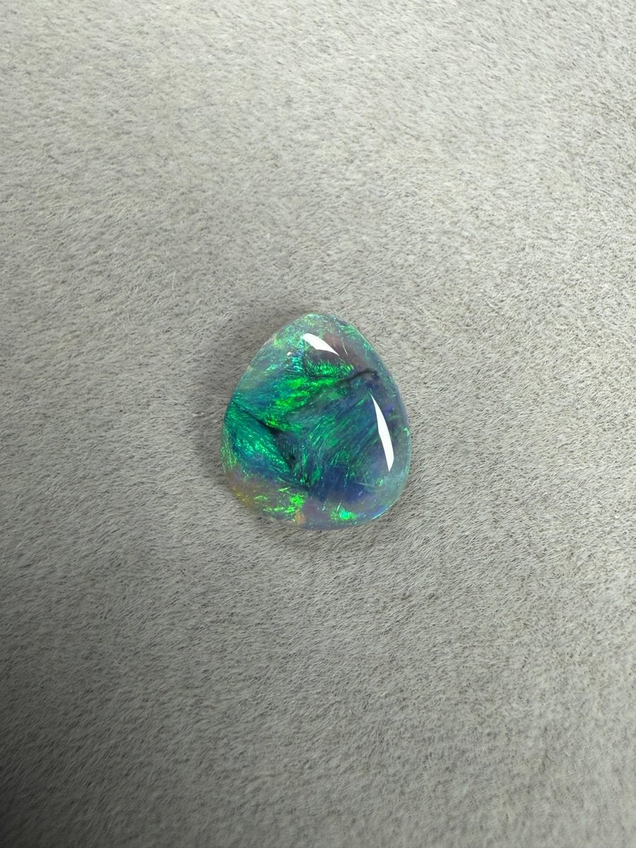 1.5ct Solid Dark Opal – Blau - Grünes Farbspiel - Masterpiece Opals Store