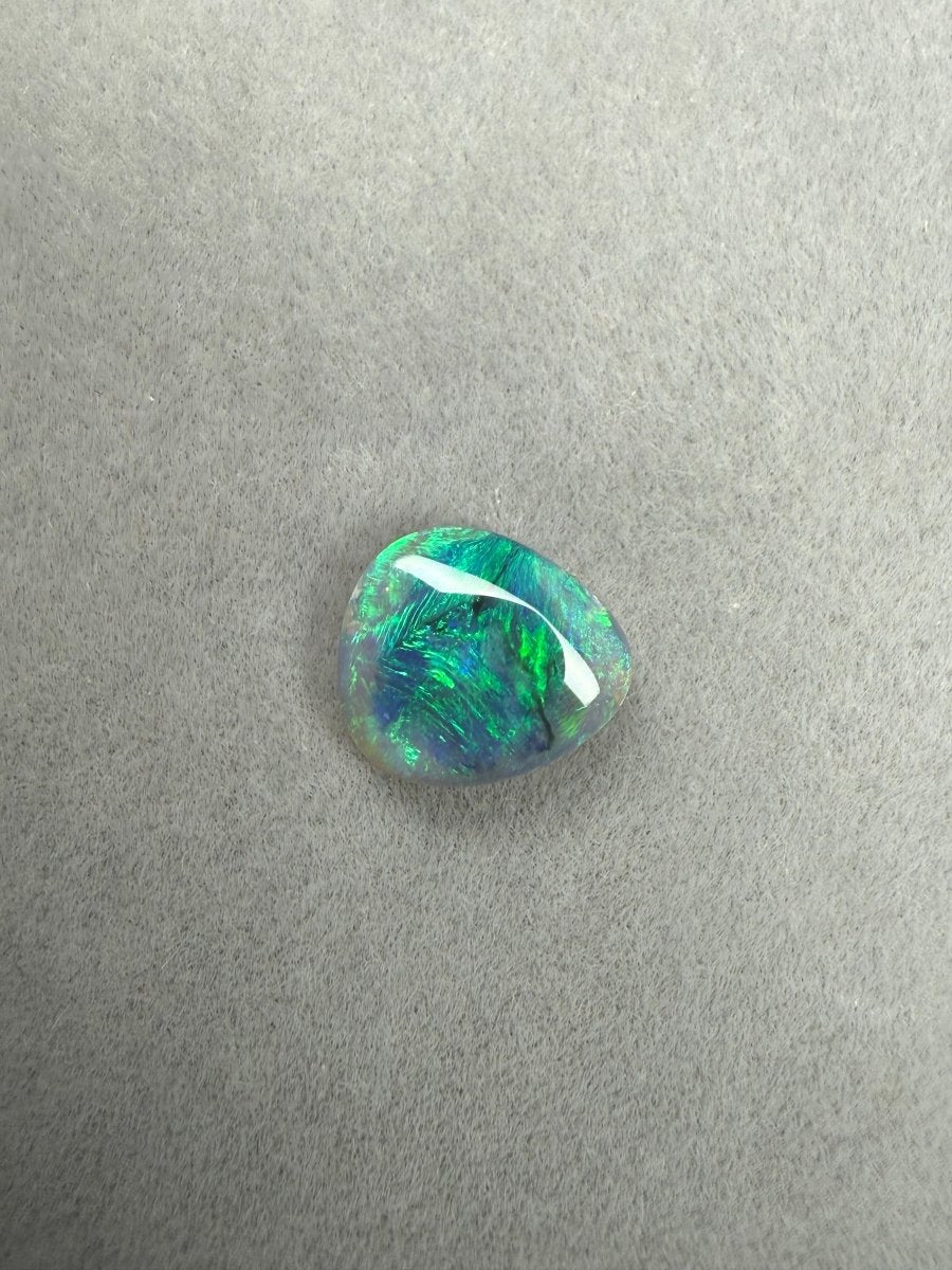 1.5ct Solid Dark Opal – Blau - Grünes Farbspiel - Masterpiece Opals Store