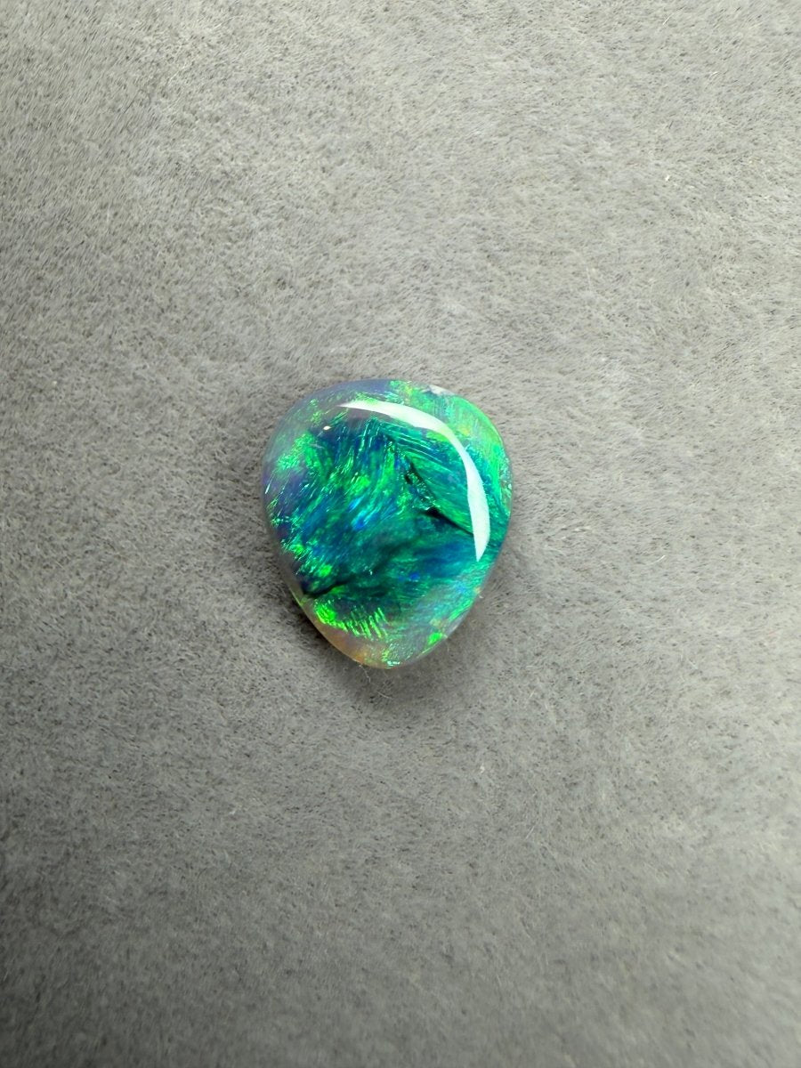 1.5ct Solid Dark Opal – Blau - Grünes Farbspiel - Masterpiece Opals Store