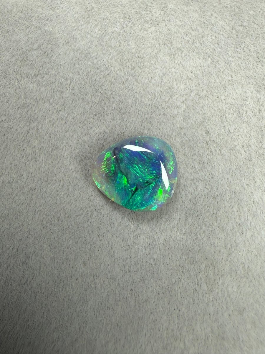 1.5ct Solid Dark Opal – Blau - Grünes Farbspiel - Masterpiece Opals Store