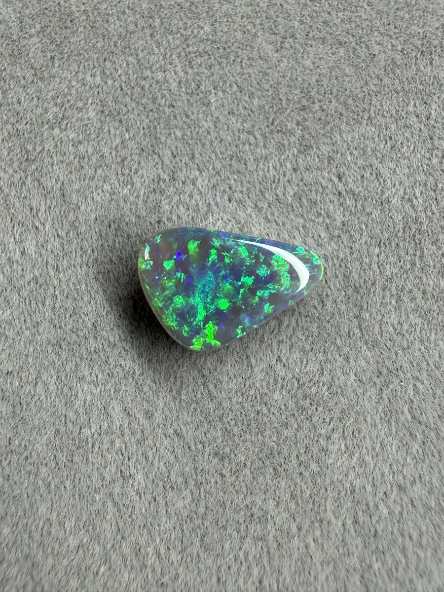 1.8ct Solid Dark Opal – Blau & Grün - Masterpiece Opals Store