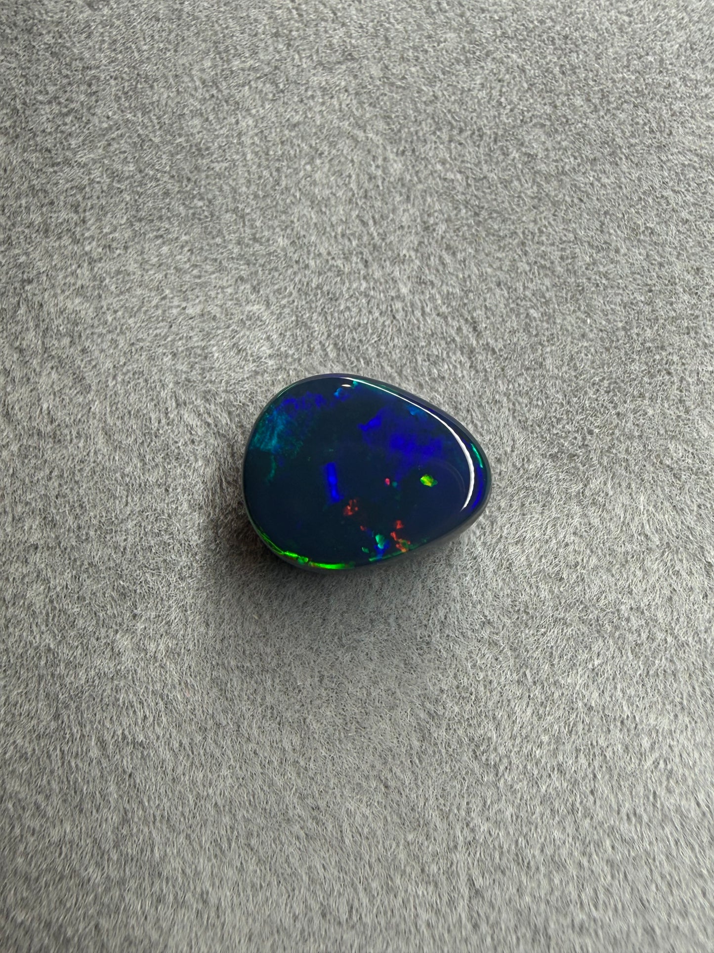 2 ct Lightning Ridge Black Opal in Tropfenform – australischer Edelopal mit leuchtendem Farbspiel in Blau, Grün, Gelb, Orange und Rot.