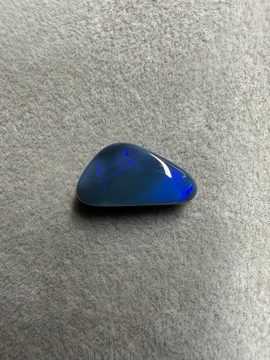2.0 ct Solid Black Opal – Lightning Ridge, Australien | 12 × 6 × 3 mm - Masterpiece Opals Store