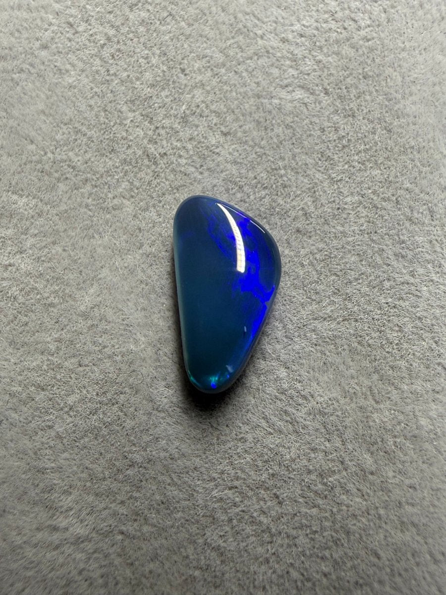 2.0 ct Solid Black Opal – Lightning Ridge, Australien | 12 × 6 × 3 mm - Masterpiece Opals Store
