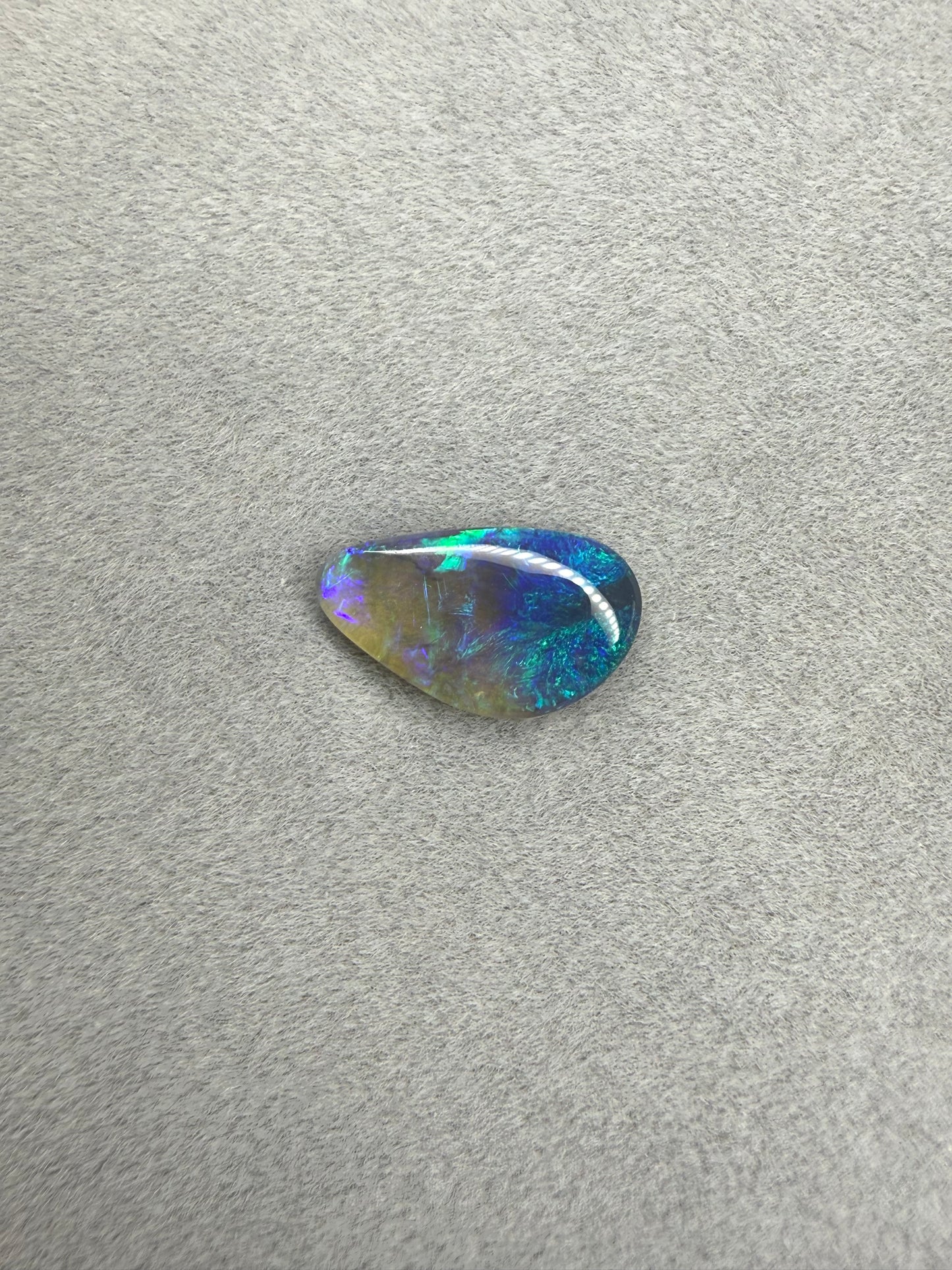 Australischer Dark Opal aus Lightning Ridge mit blau-grünen Farbtönen und natürlichem Farbspiel.