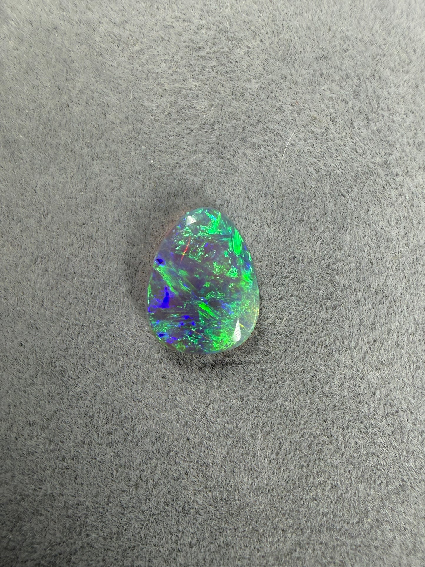 Australischer Kristallopal mit Blau, Grün, Gelb und Orange