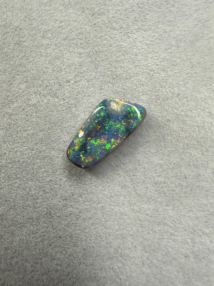 2.2ct Solid Black Opal – Blau, Grün, Rot & Orange - Masterpiece Opals Store