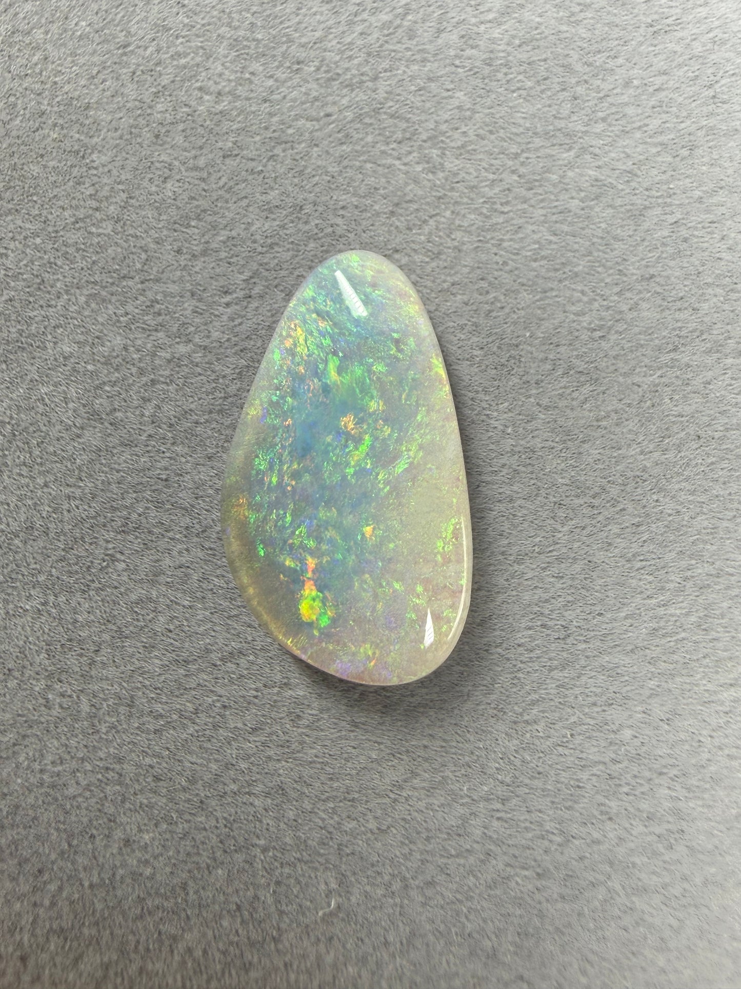 Freiform Dark Opal aus Australien mit schimmernden Farbreflexen