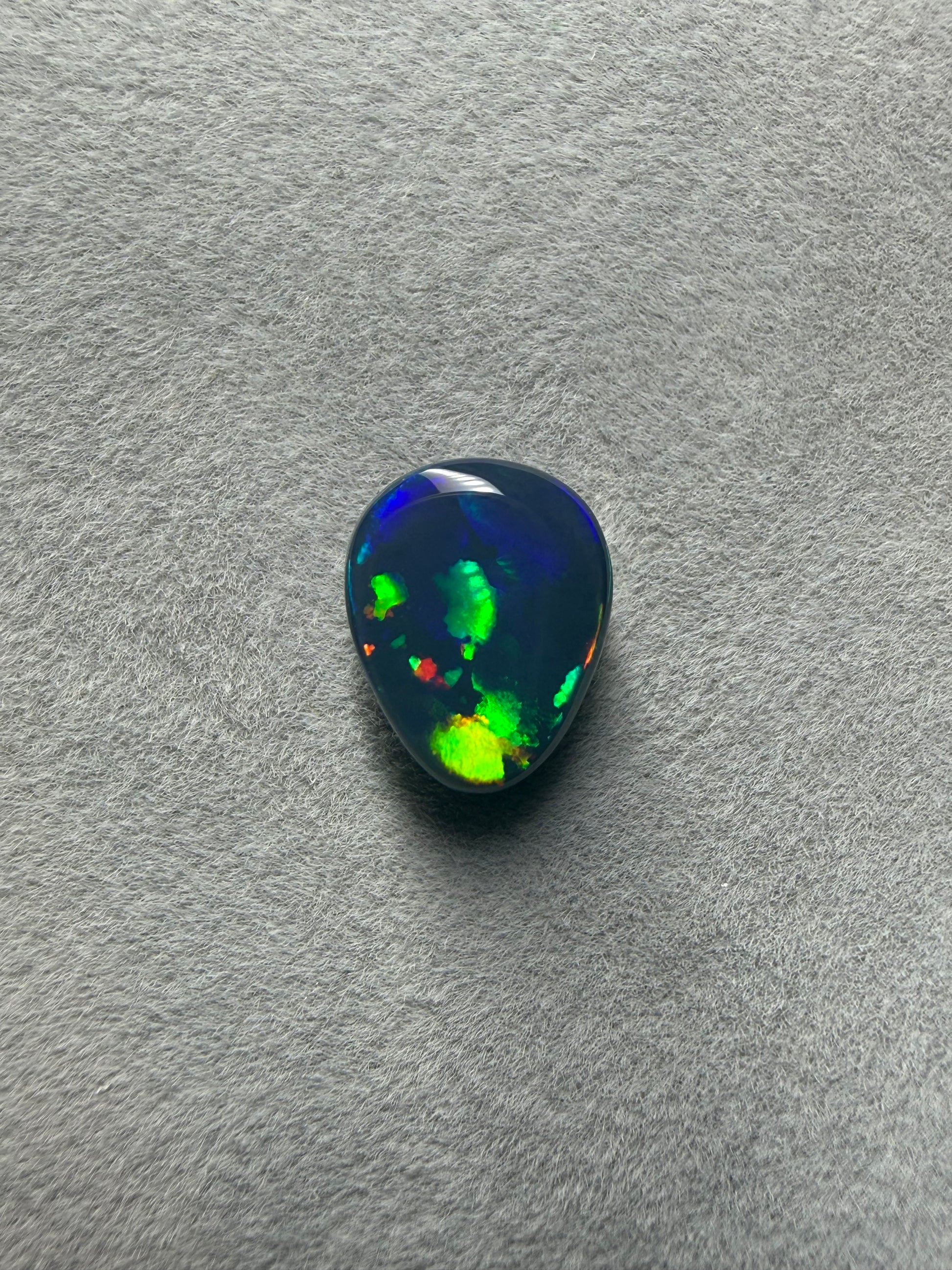 Natürlicher Black Opal aus Lightning Ridge Australien, 2 ct in Tropfenform mit intensivem Farbspiel in Blau, Grün, Gelb, Orange und Rot.