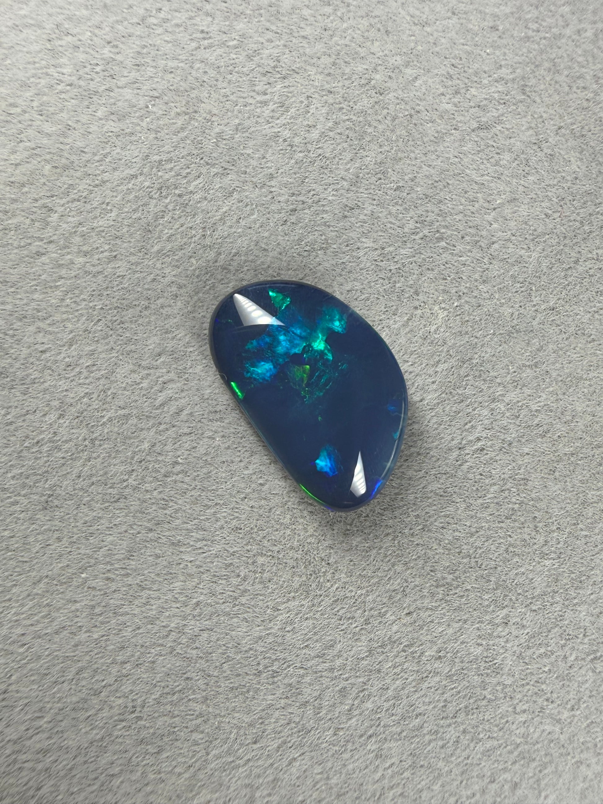 Natürlicher Black Opal aus Australien mit leuchtendem Opalfeuer