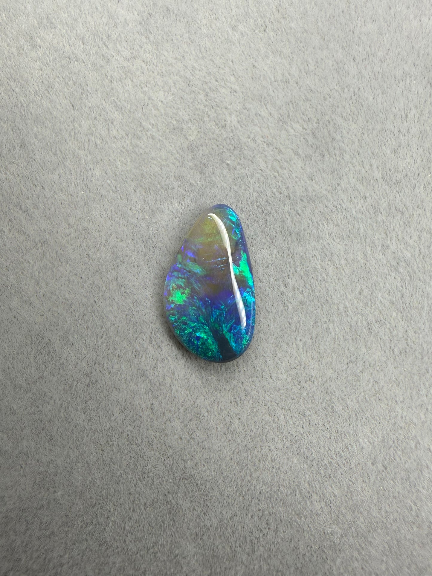 Freiform Dark Opal aus Lightning Ridge mit leuchtendem blau-grünem Farbspiel und natürlicher Ausstrahlung.