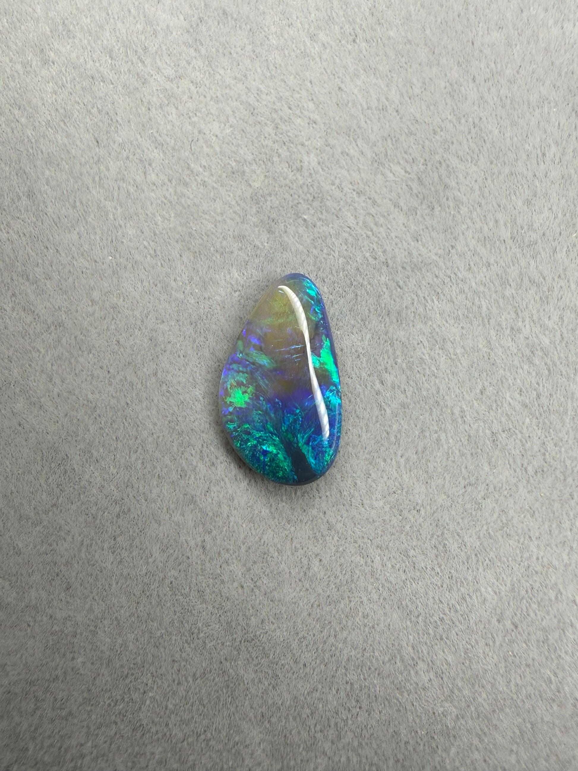 Freiform Dark Opal aus Lightning Ridge mit leuchtendem blau-grünem Farbspiel und natürlicher Ausstrahlung.