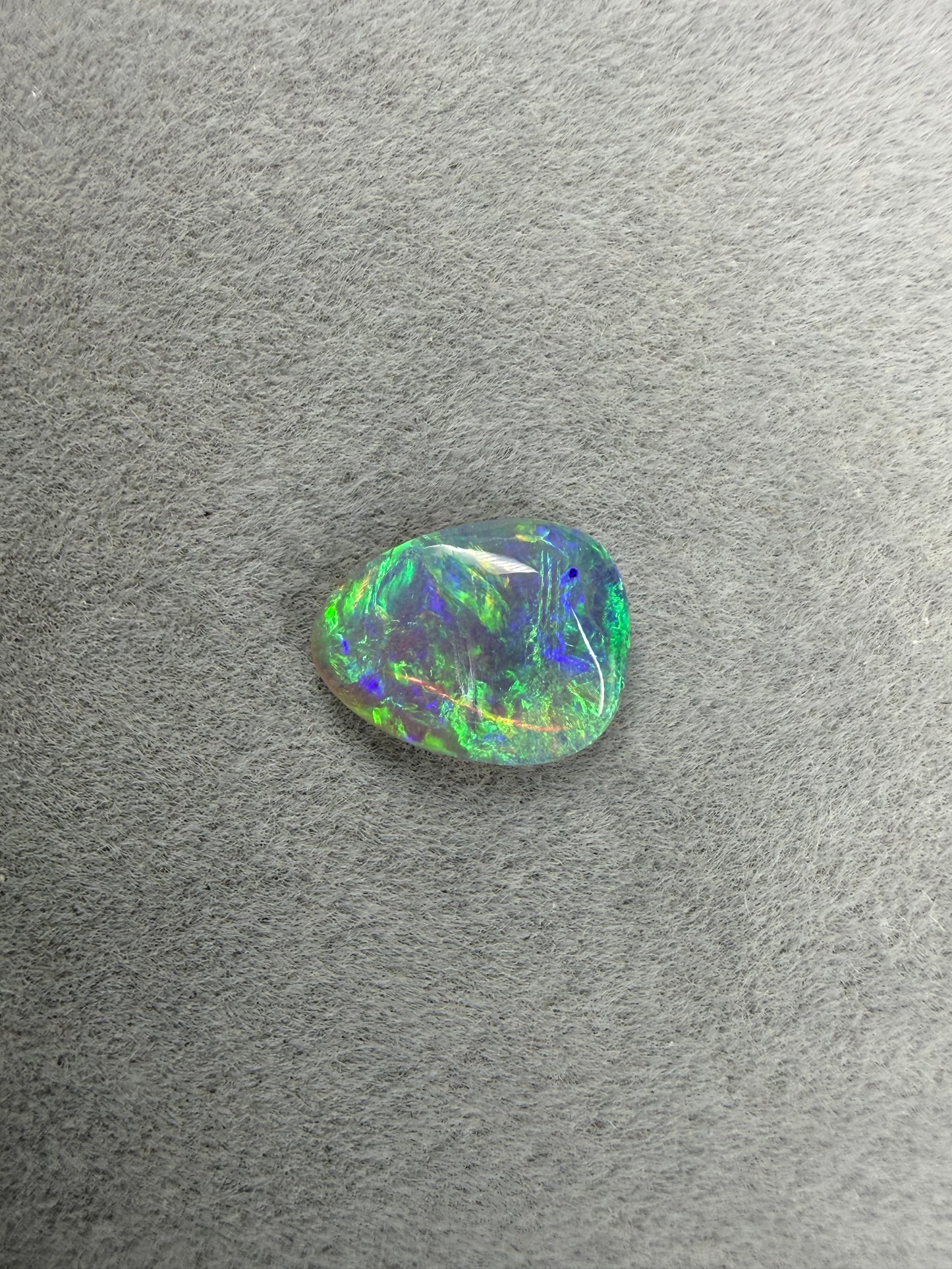 Lightning Ridge Crystal Opal 0.9 ct mit blau-grün-gelbem Farbspiel