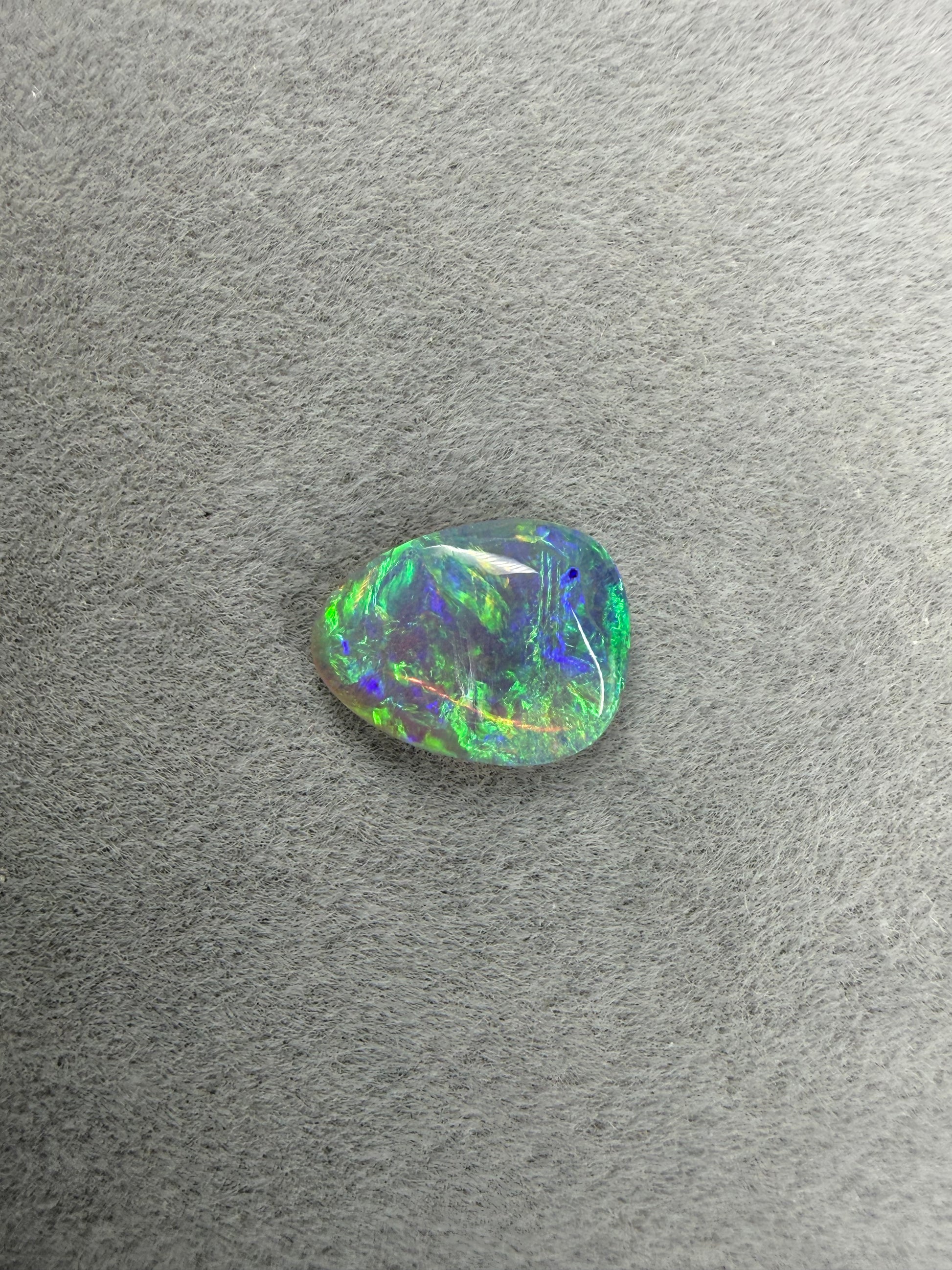 Lightning Ridge Crystal Opal 0.9 ct mit blau-grün-gelbem Farbspiel