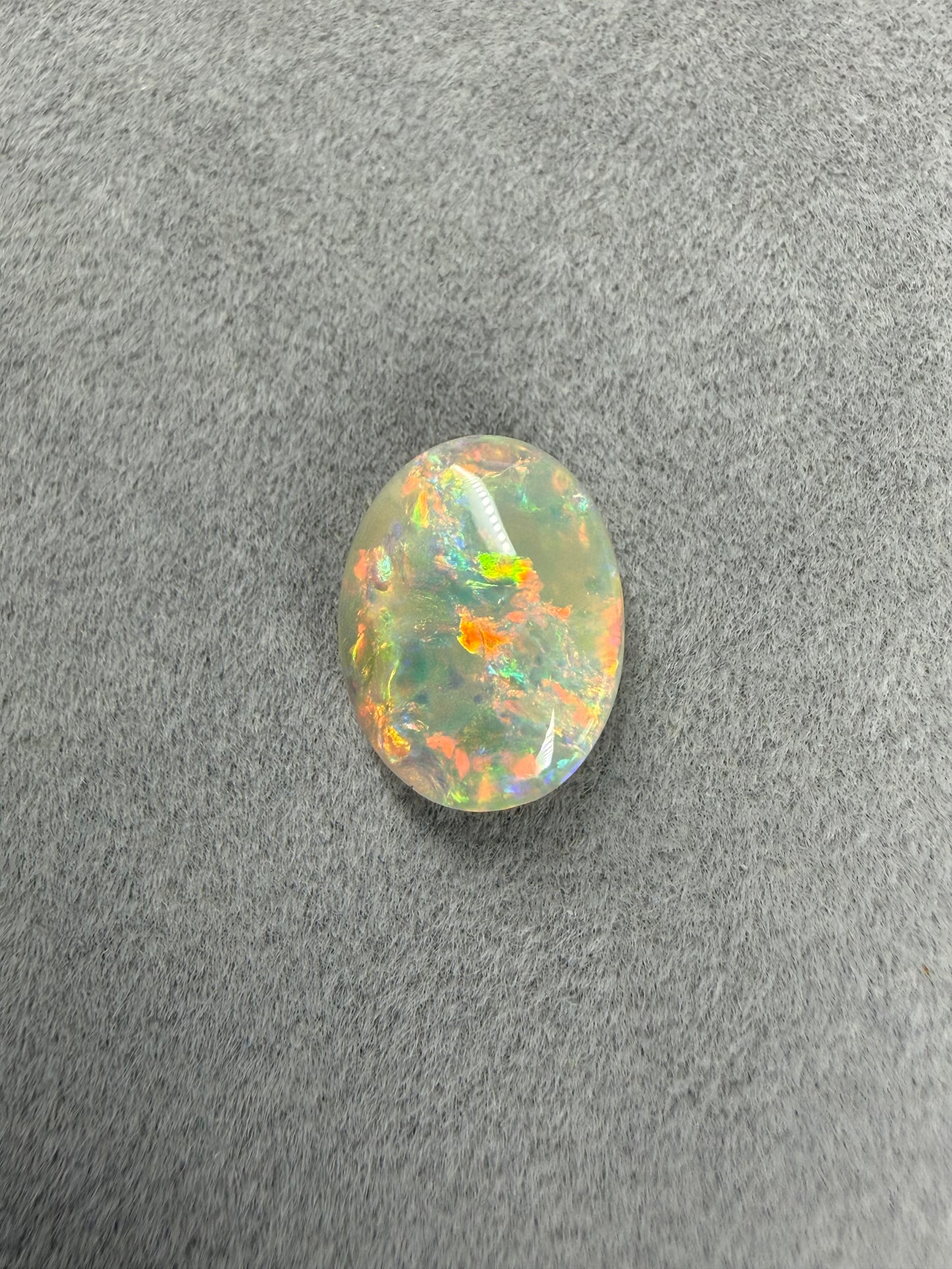 Mehrfarbiger Dark Opal aus Australien mit starkem Opalfeuer