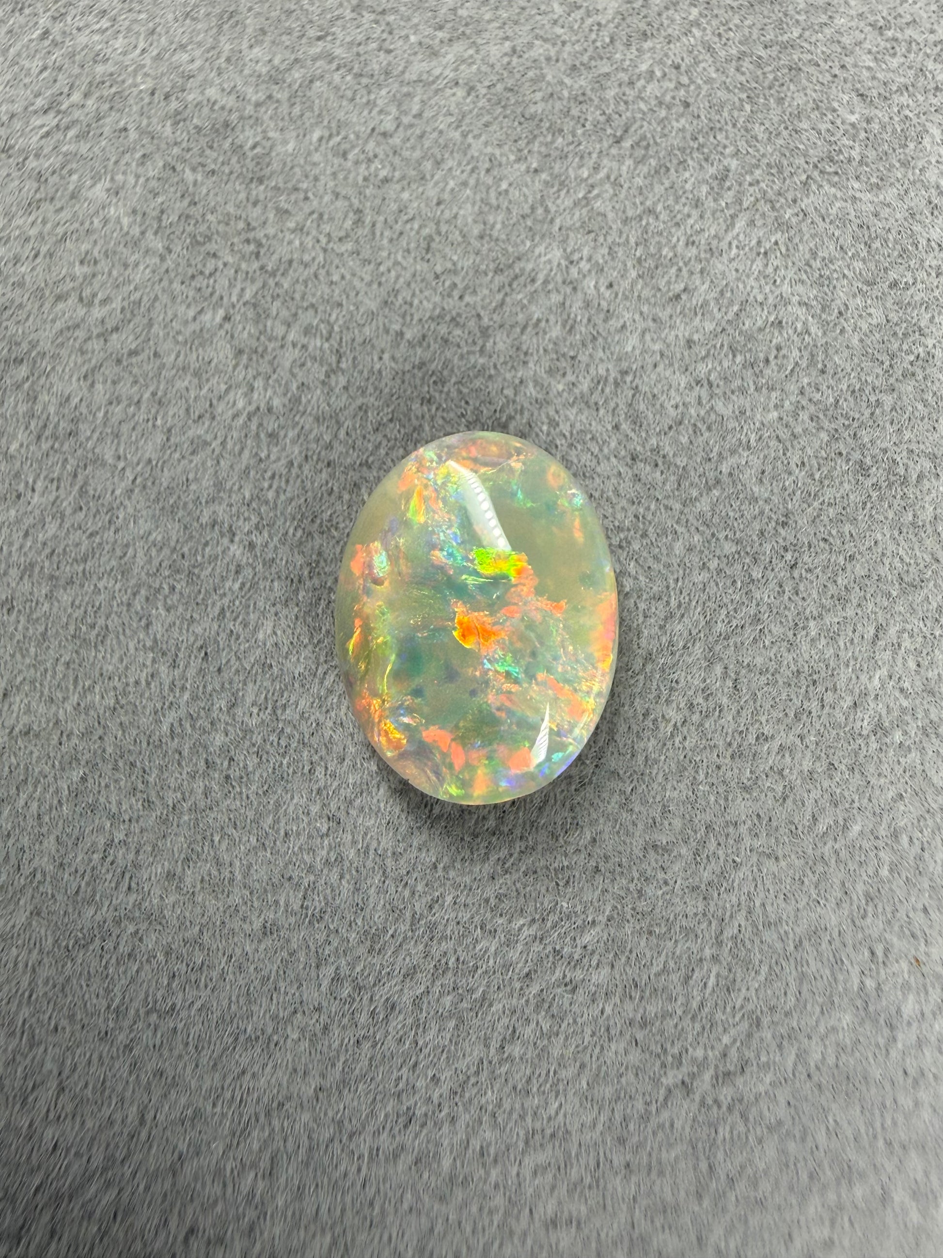 Mehrfarbiger Dark Opal aus Australien mit starkem Opalfeuer