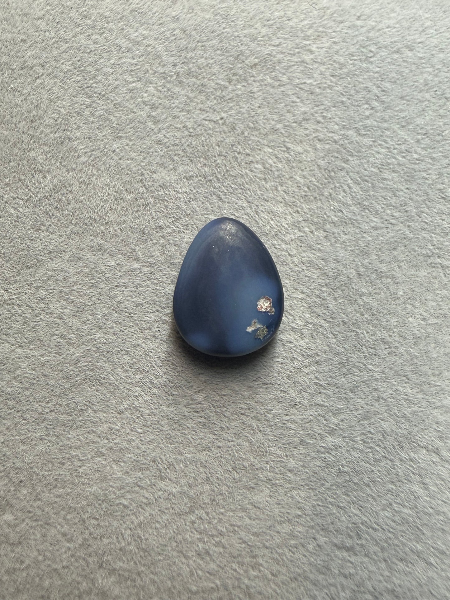 Rückseite des natürlichen 2 ct Black Opals aus Lightning Ridge, Australien, in Tropfenform mit natürlicher Opalmatrix und hochwertiger Politur.