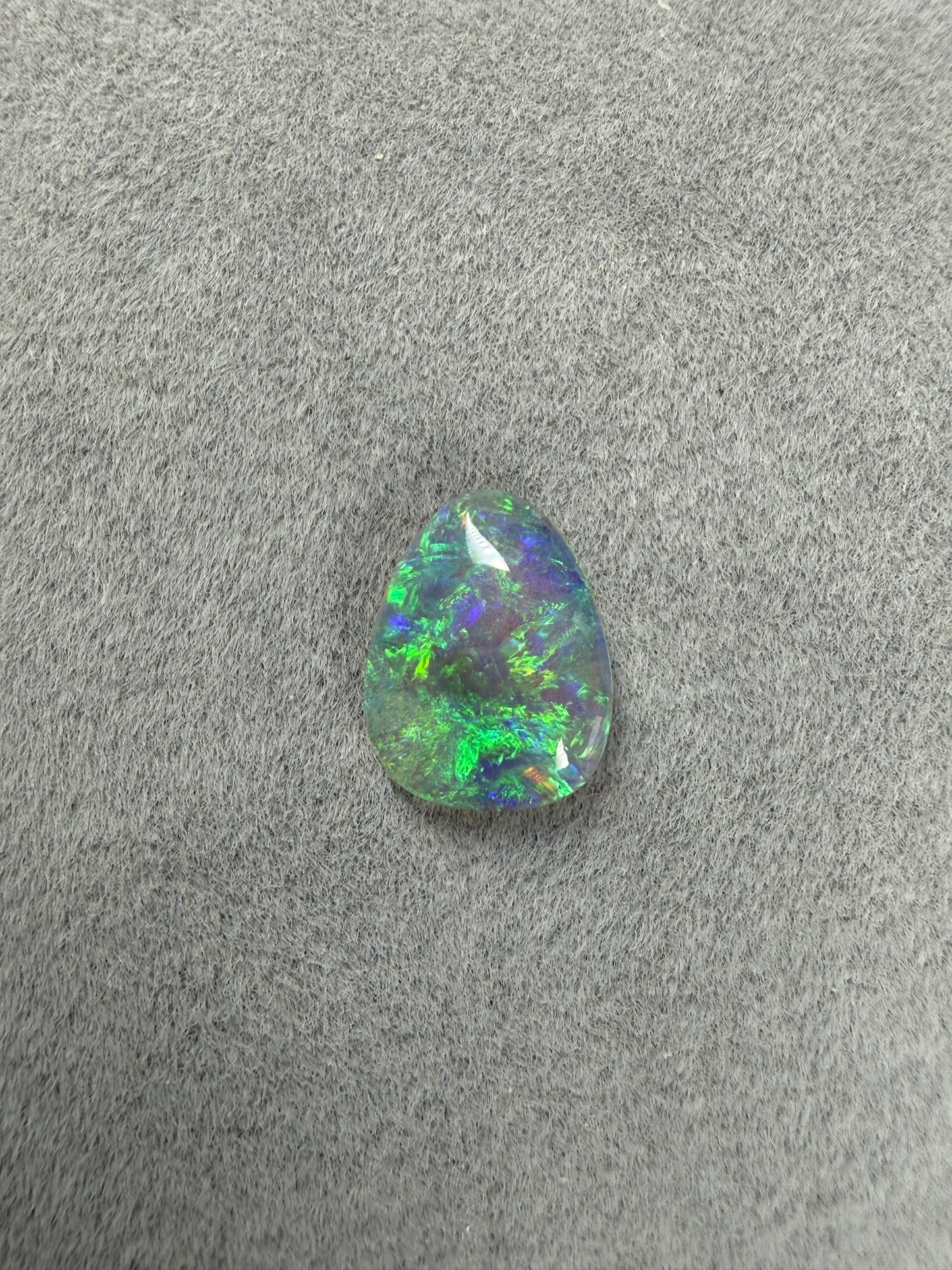 Doppelseitiger Crystal Opal aus Australien mit intensivem Opalfeuer
