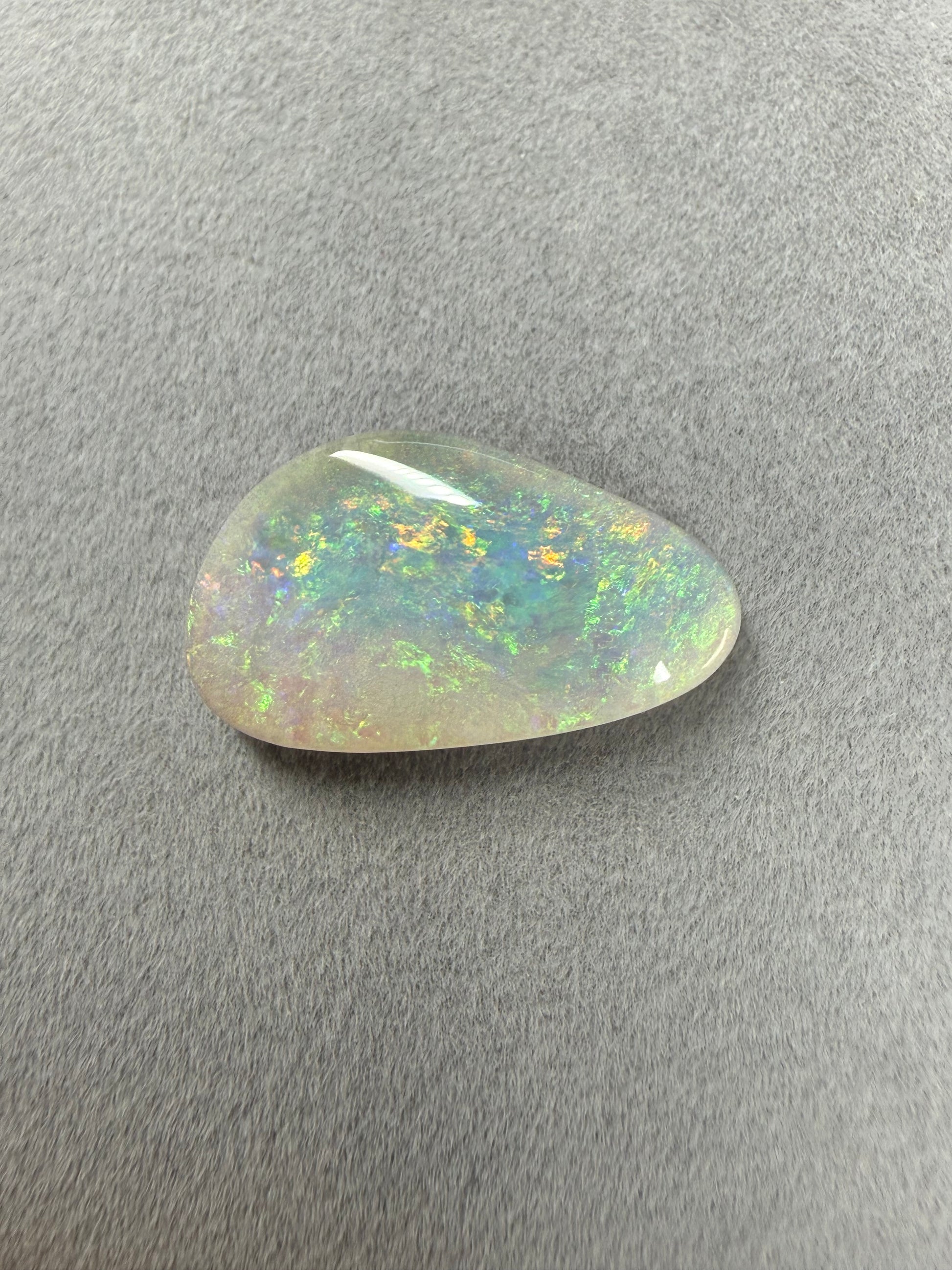 Echter australischer Edelopal 5.7 Karat mit farbenreichem Opalfeuer