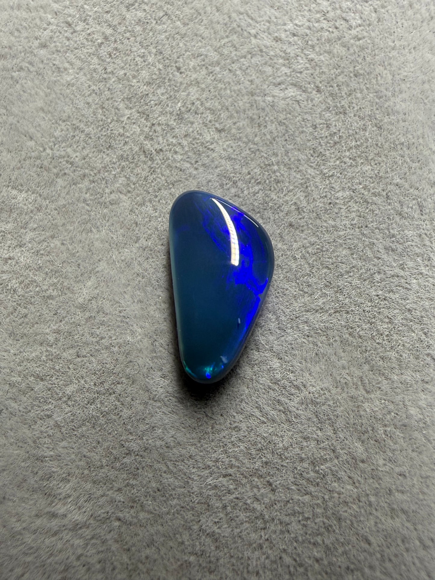 2.0 ct Solid Black Opal – Lightning Ridge, Australien | 12 × 6 × 3 mm