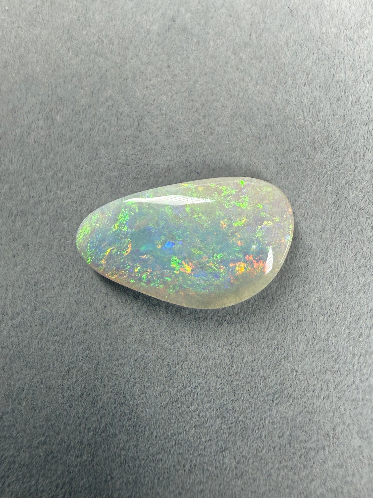 Australischer Solid Dark Opal 5.7 ct mit mehrfarbigem Farbspiel in Freiform