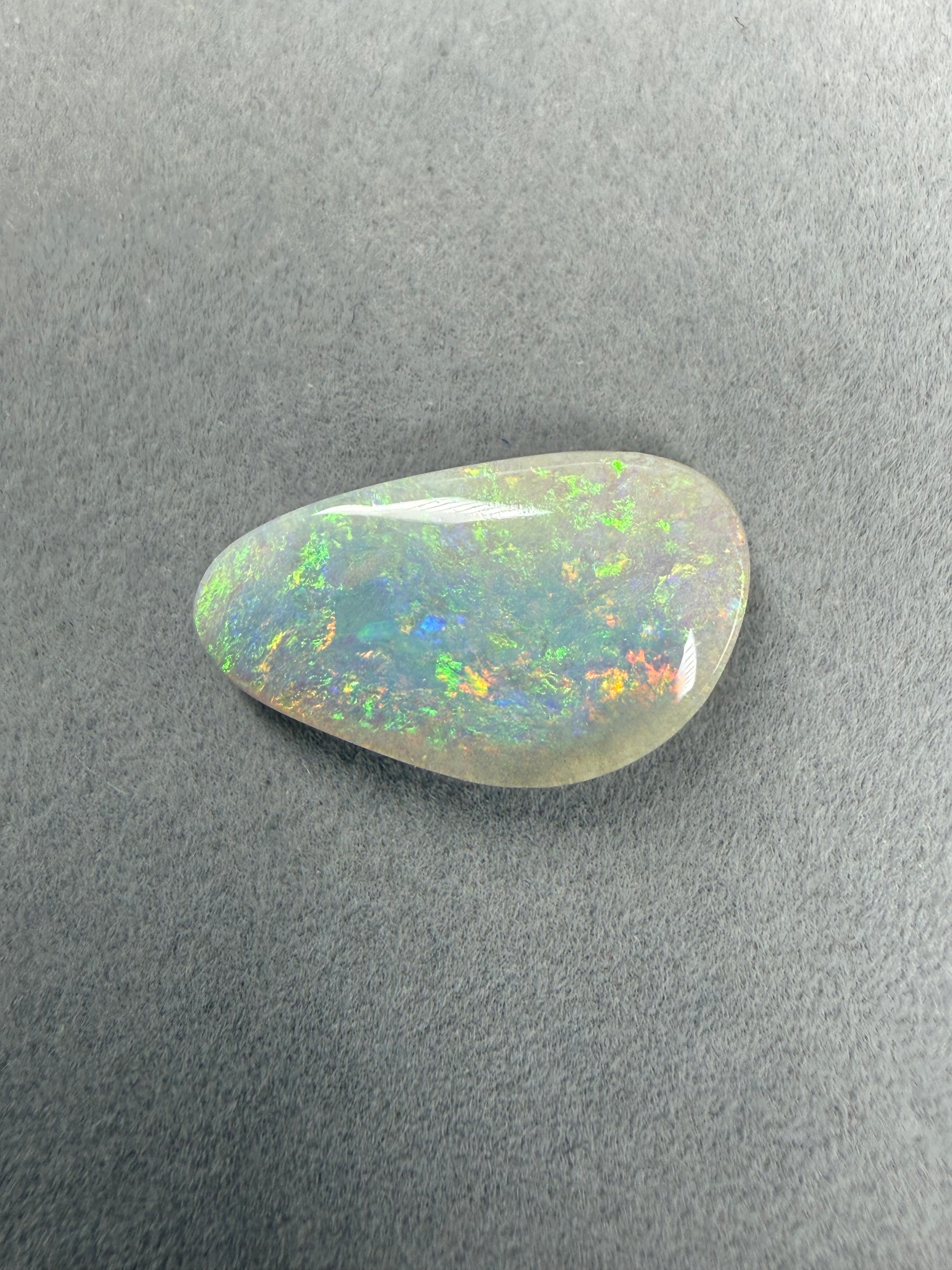 Australischer Solid Dark Opal 5.7 ct mit mehrfarbigem Farbspiel in Freiform
