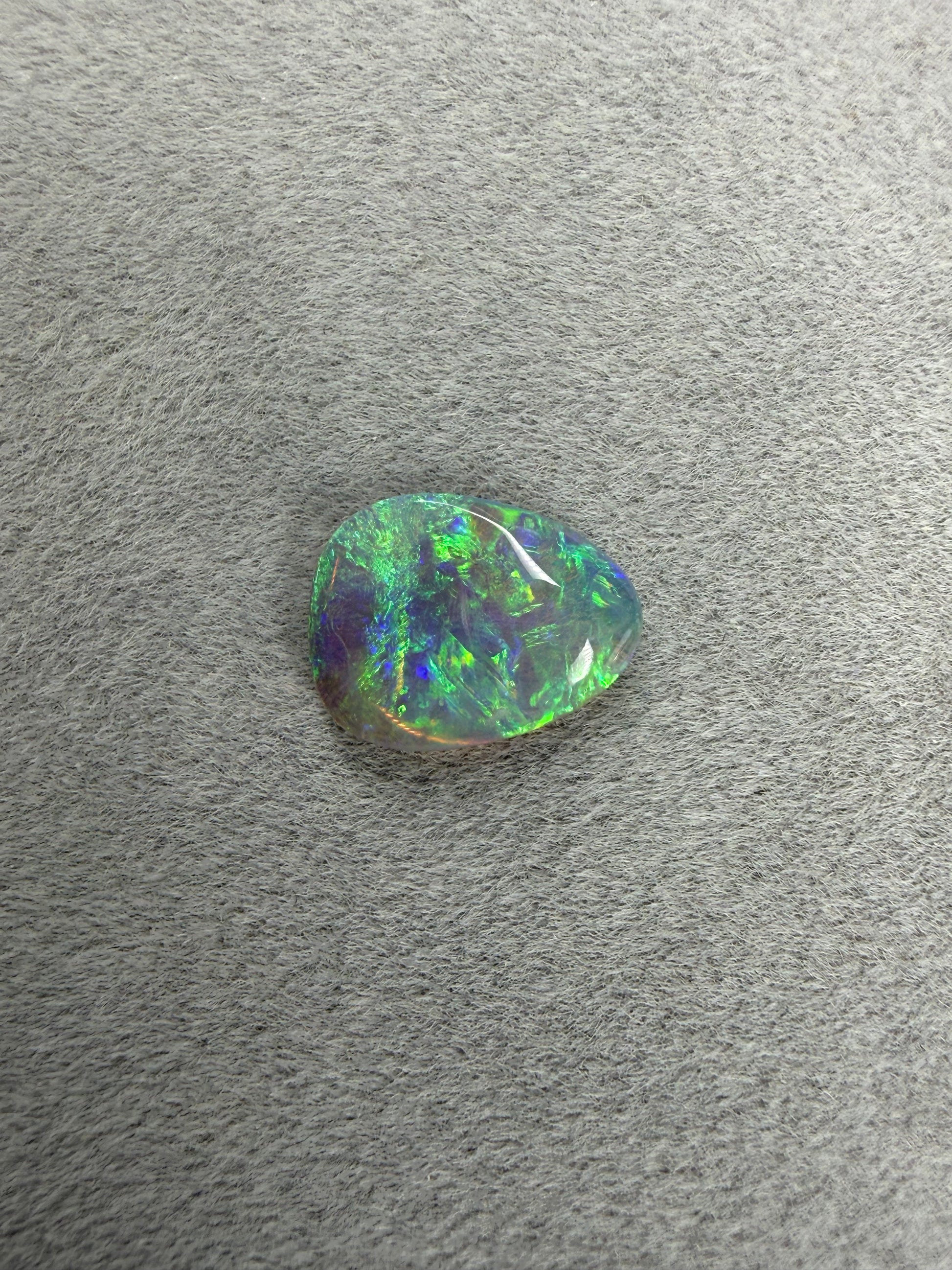 Doppelseitiger Lightning Ridge Crystal Opal mit leuchtendem Farbspiel