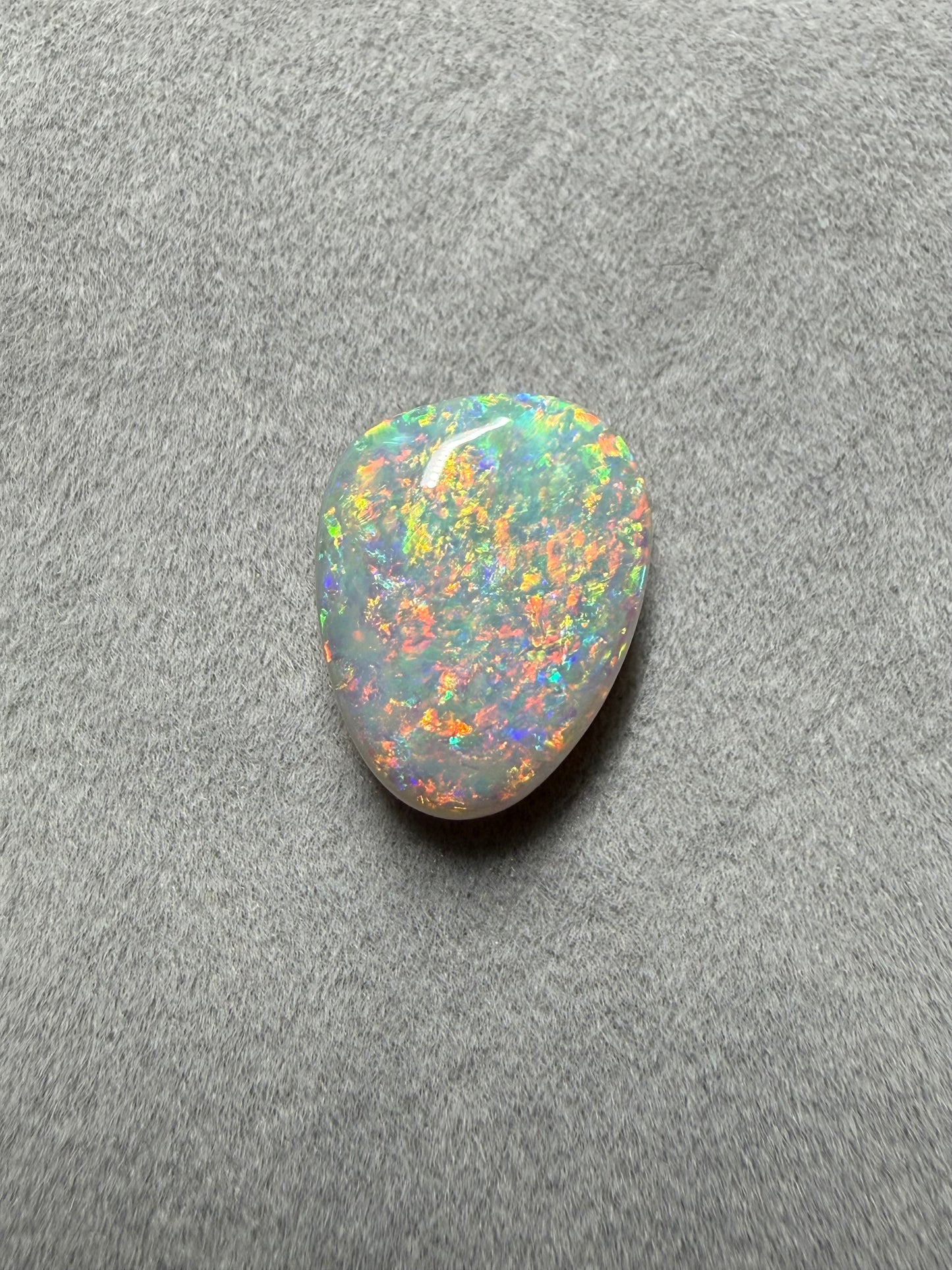 Natürlicher Dark Opal 4.1 carat Multicolor