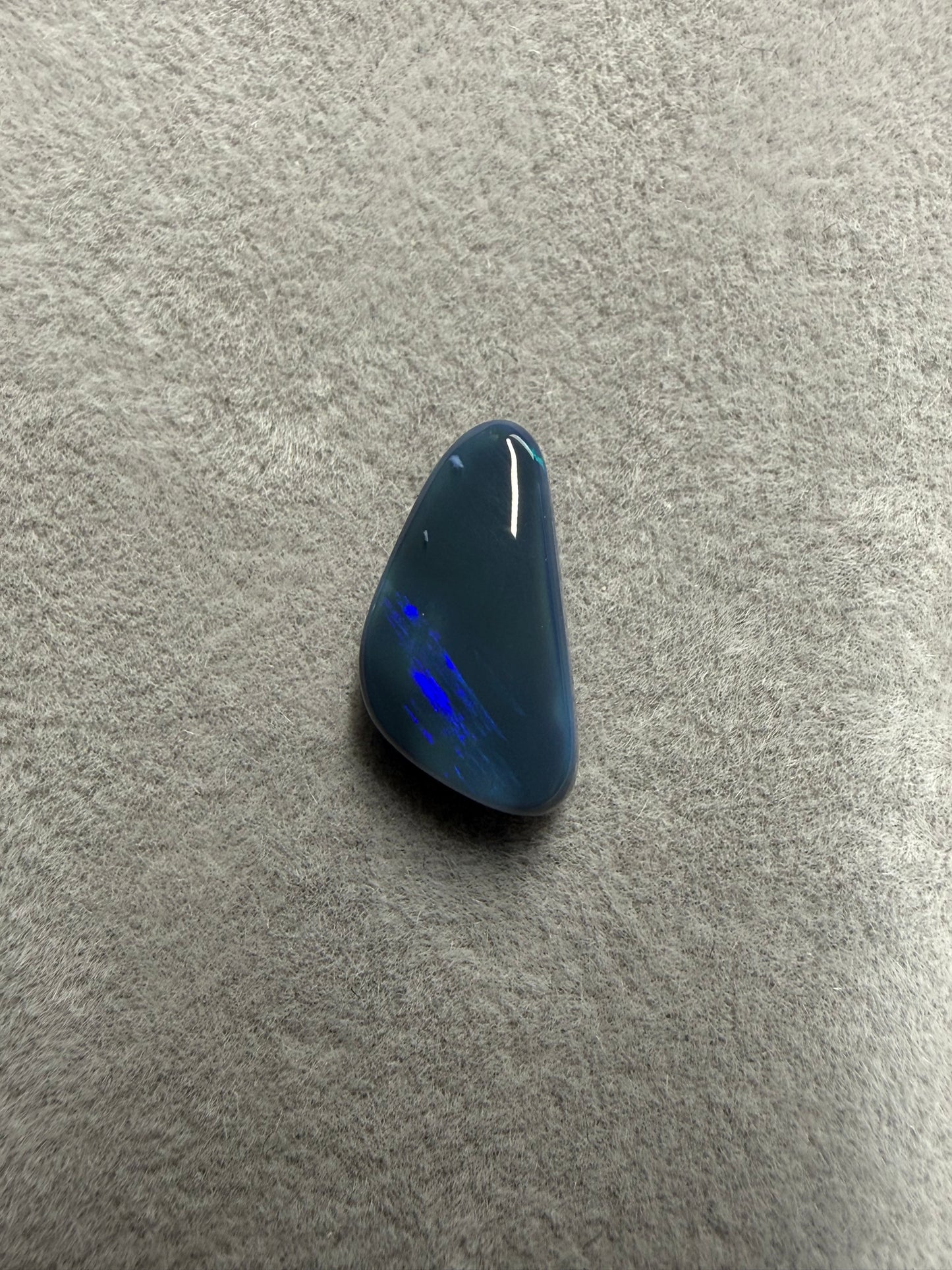 2.0 ct Solid Black Opal – Lightning Ridge, Australien | 12 × 6 × 3 mm