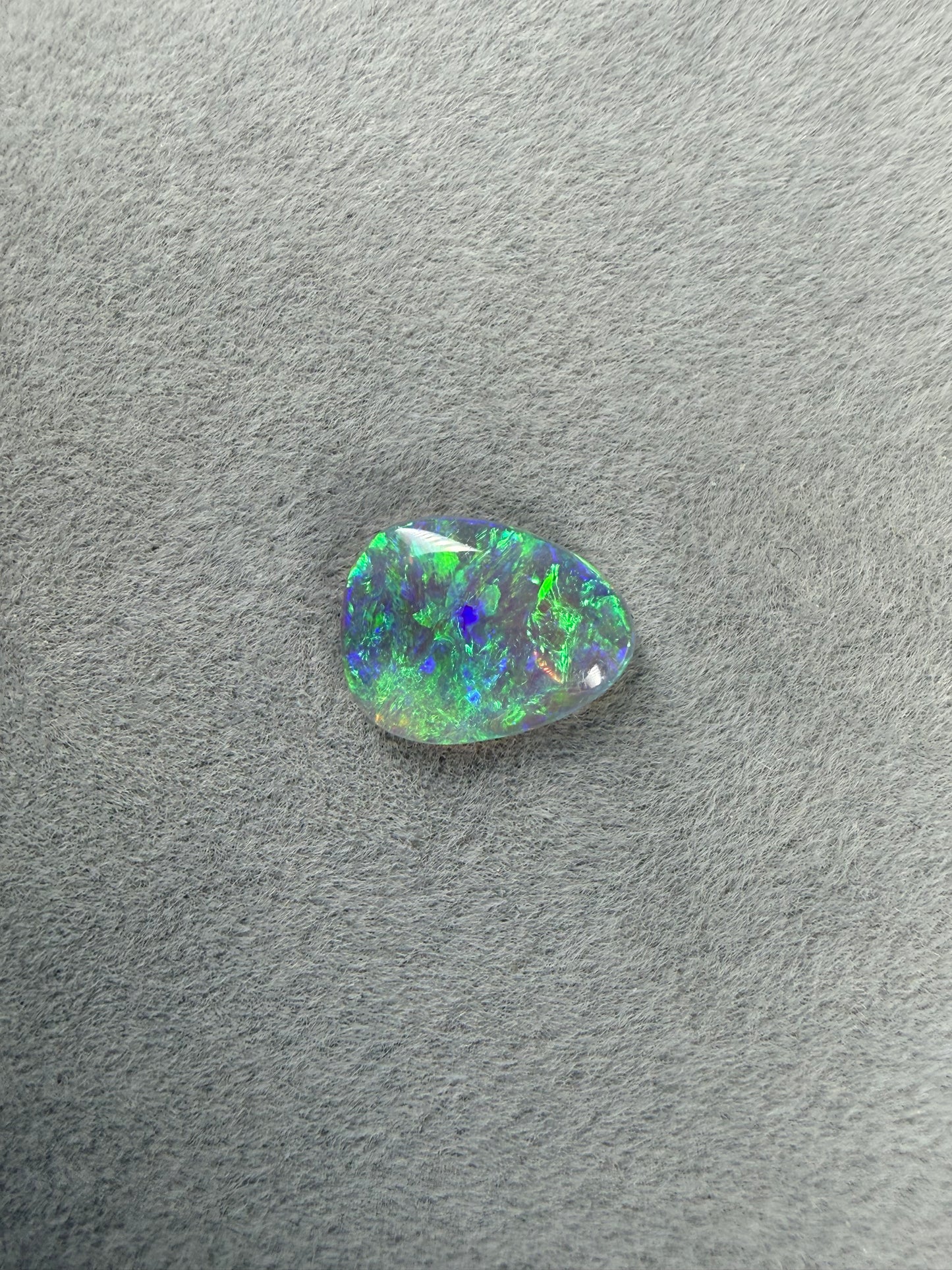 Natürlicher Crystal Opal 9x7x2 mm aus Lightning Ridge