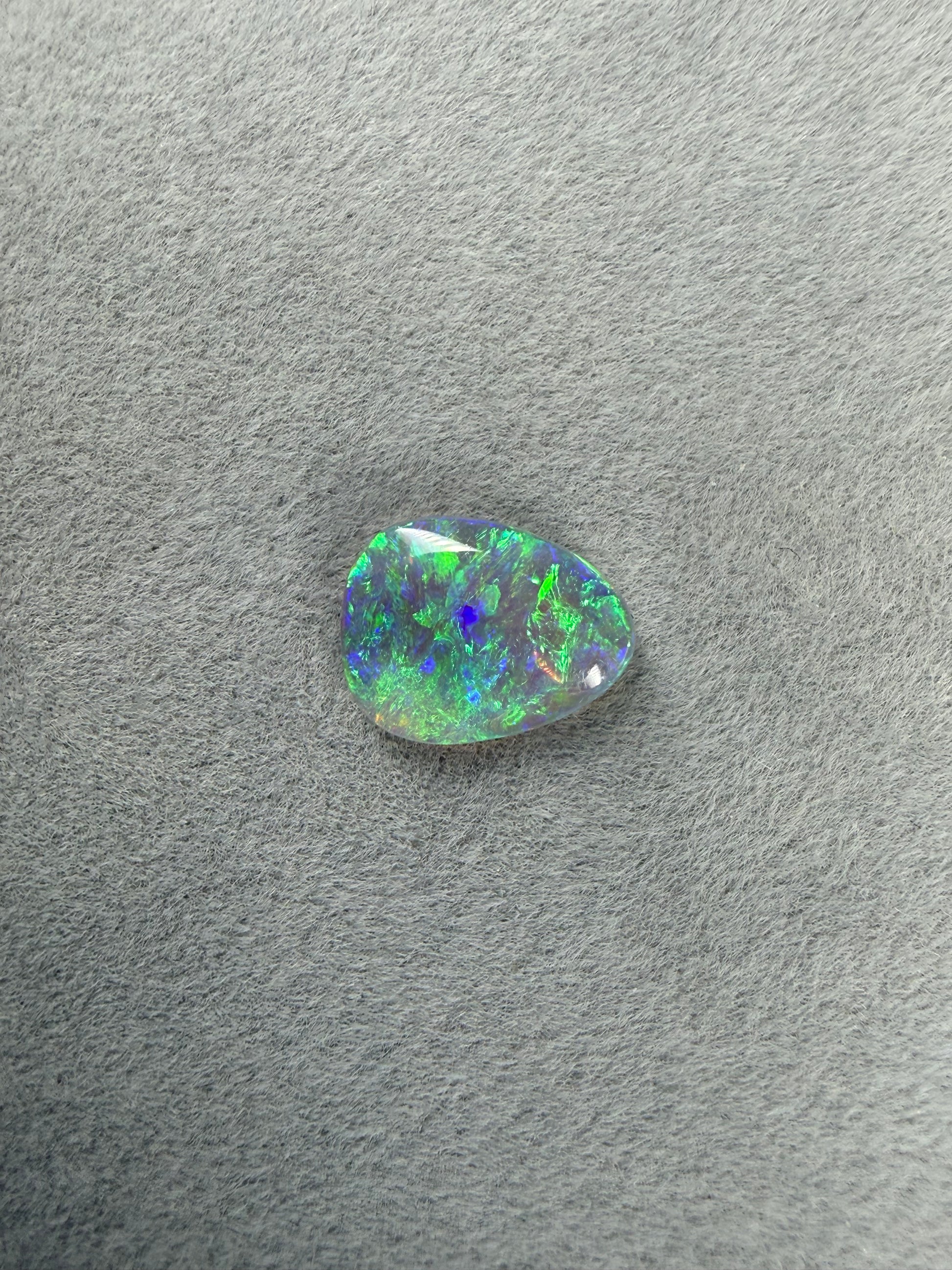 Natürlicher Crystal Opal 9x7x2 mm aus Lightning Ridge
