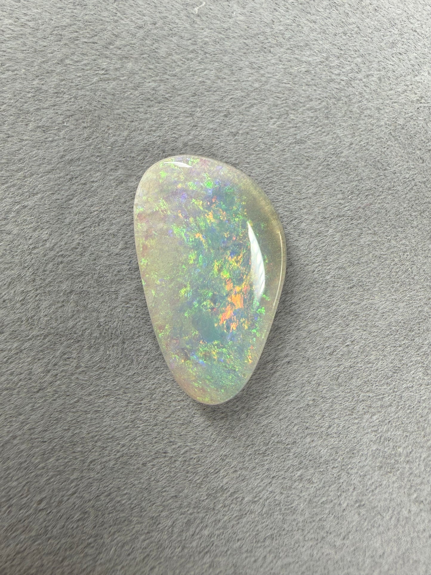 Natürlicher Dark Opal aus Australien mit lebendigem mehrfarbigem Farbspiel