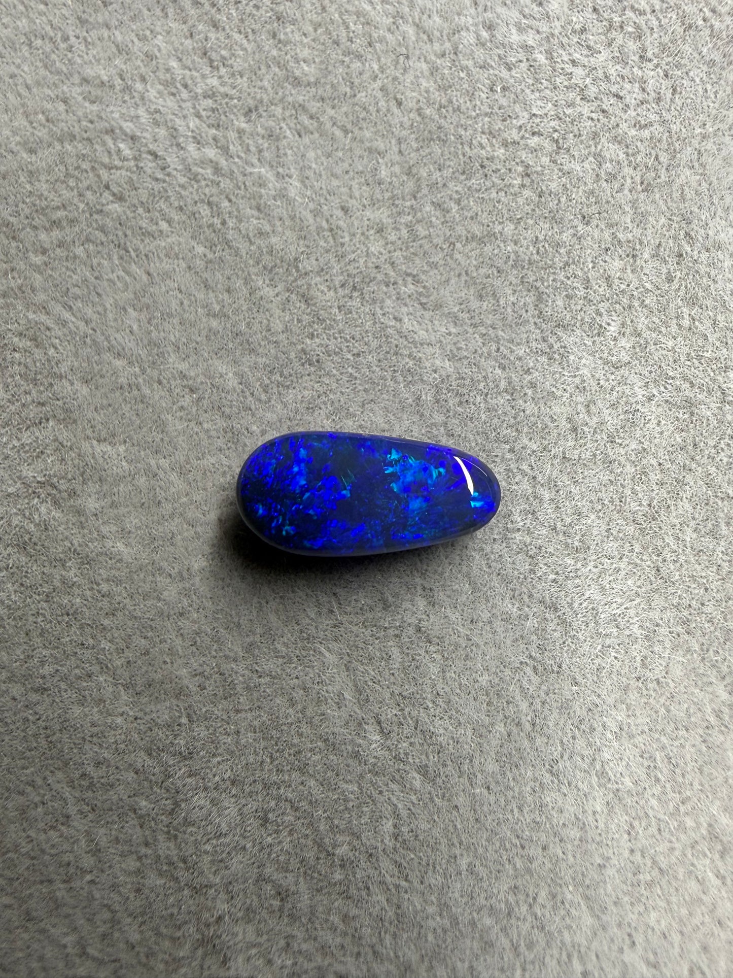 1.2 ct Solid Black Opal – Lightning Ridge, Australien | 10 × 5 × 3 mm