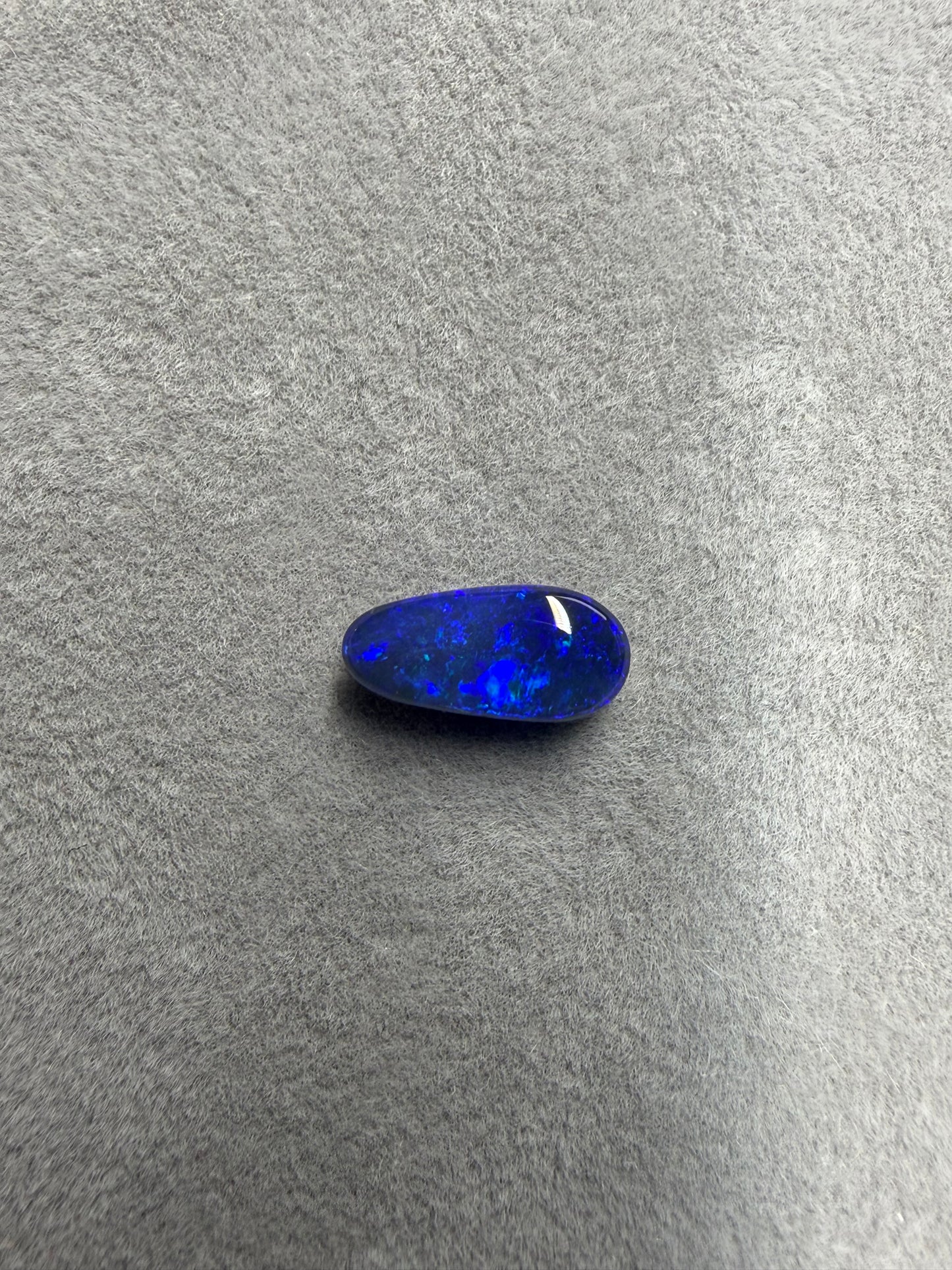 1.2 ct Solid Black Opal – Lightning Ridge, Australien | 10 × 5 × 3 mm