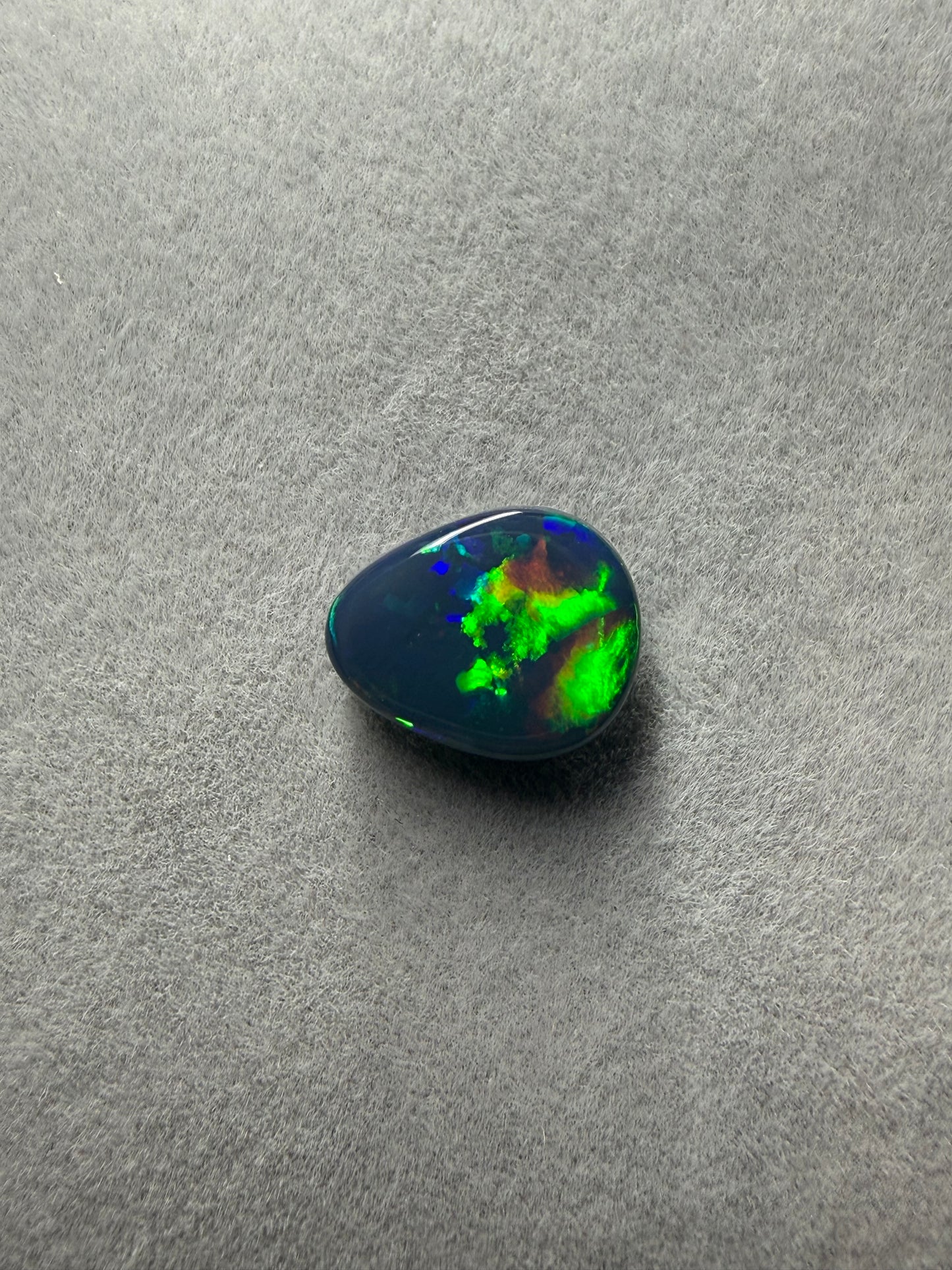 Hochwertiger Lightning Ridge Black Opal 2 ct in Tropfenform mit natürlichem Farbspiel in Blau, Grün, Gelb, Orange und Rot – einzigartiger Edelopal aus Australien.