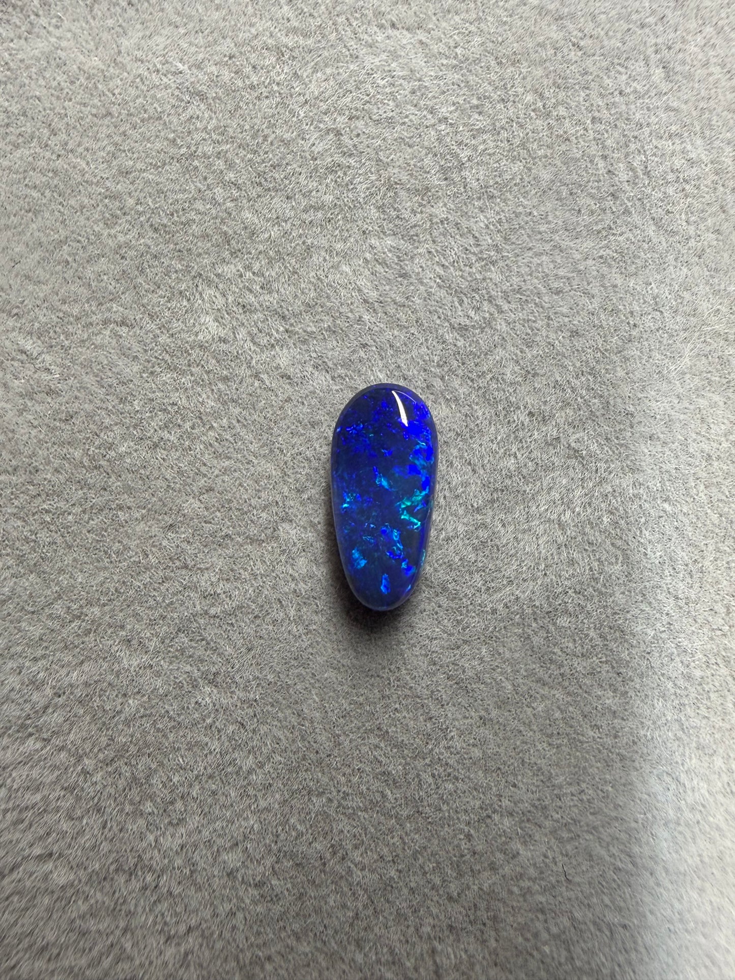 1.2 ct Solid Black Opal – Lightning Ridge, Australien | 10 × 5 × 3 mm