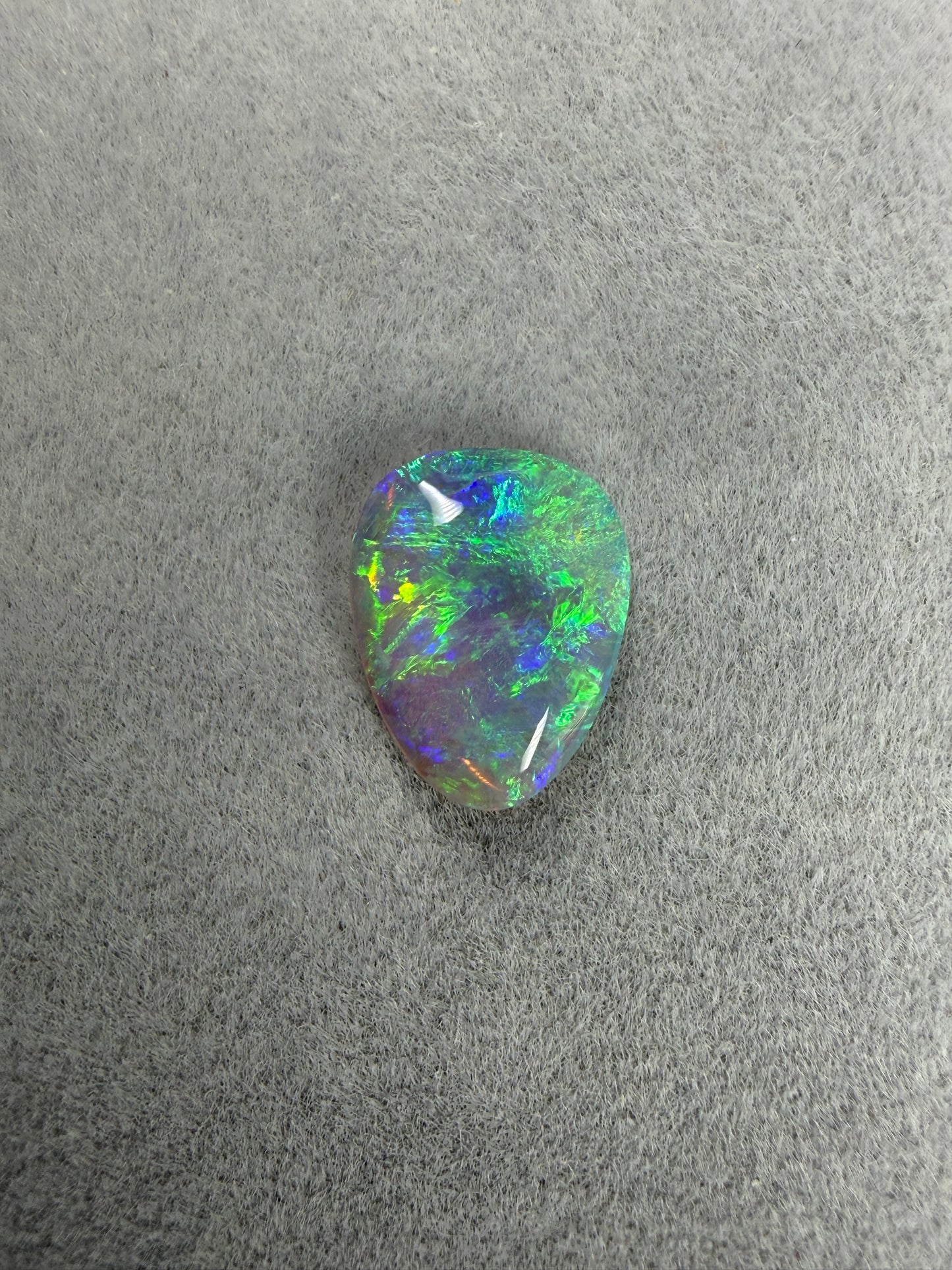Australischer Crystal Opal 0.9 ct mit Blau-, Grün-, Gelb- und Orangetönen