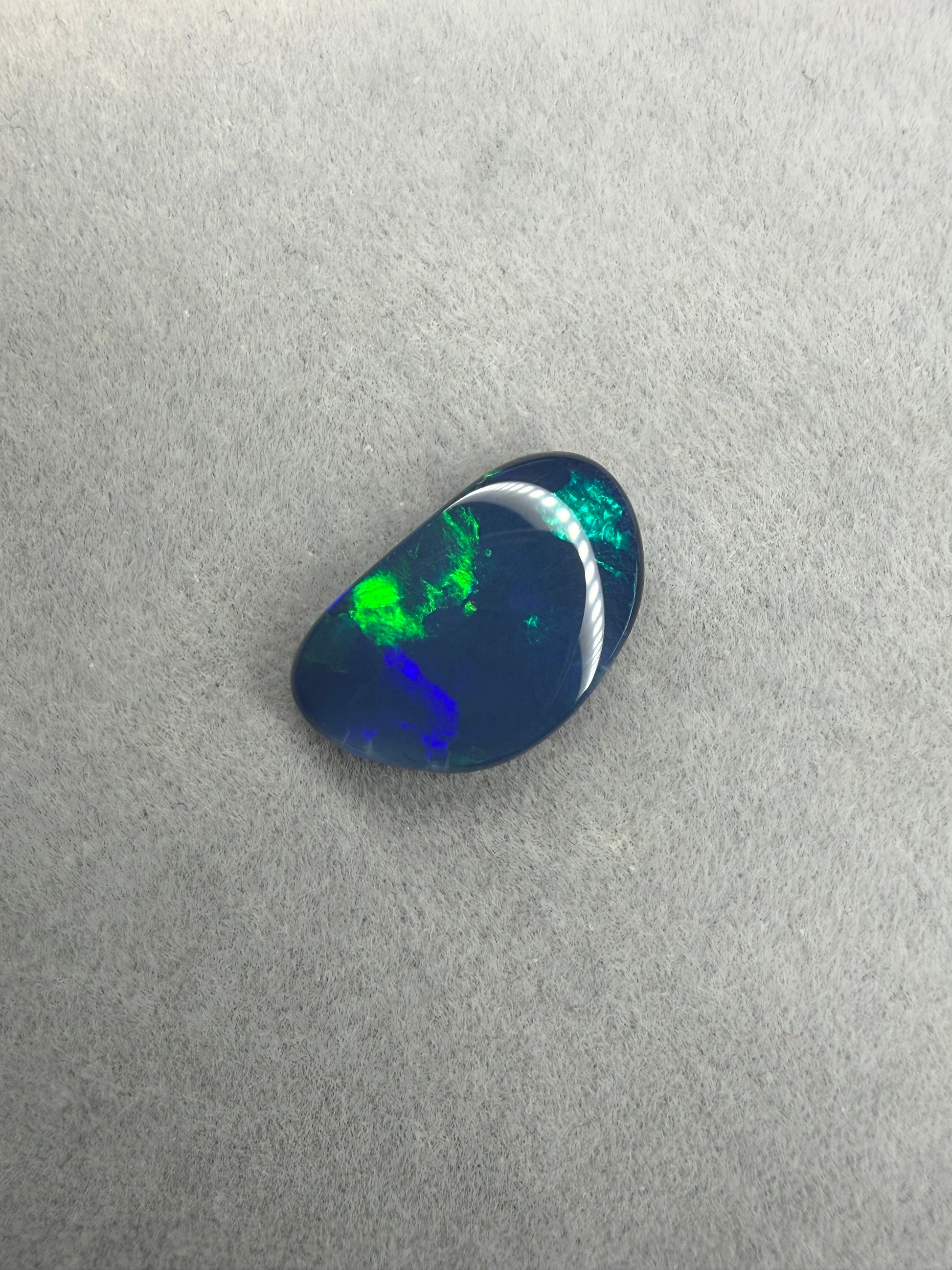 Lightning Ridge Black Opal 2.7 ct mit intensivem blau-grünem Farbspiel